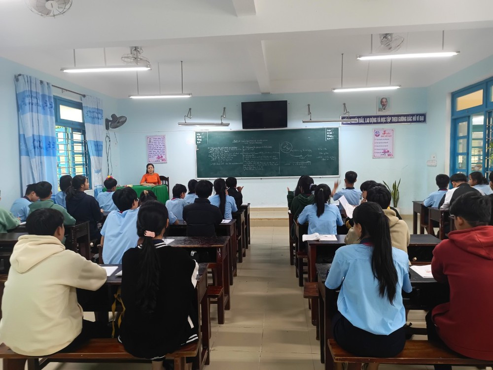 Do biên chế ngành giáo dục tại TT-Huế chiếm cơ cấu tỷ trọng rất lớn trong tổng số lượng người làm việc của tỉnh, nên UBND tỉnh phải cân đối giảm chỉ tiêu thuộc ngành này. Do biên chế ngành giáo dục tại TT-Huế chiếm cơ cấu tỷ trọng rất lớn trong tổng số lượng người làm việc của tỉnh, nên UBND tỉnh phải cân đối giảm chỉ tiêu thuộc ngành này.