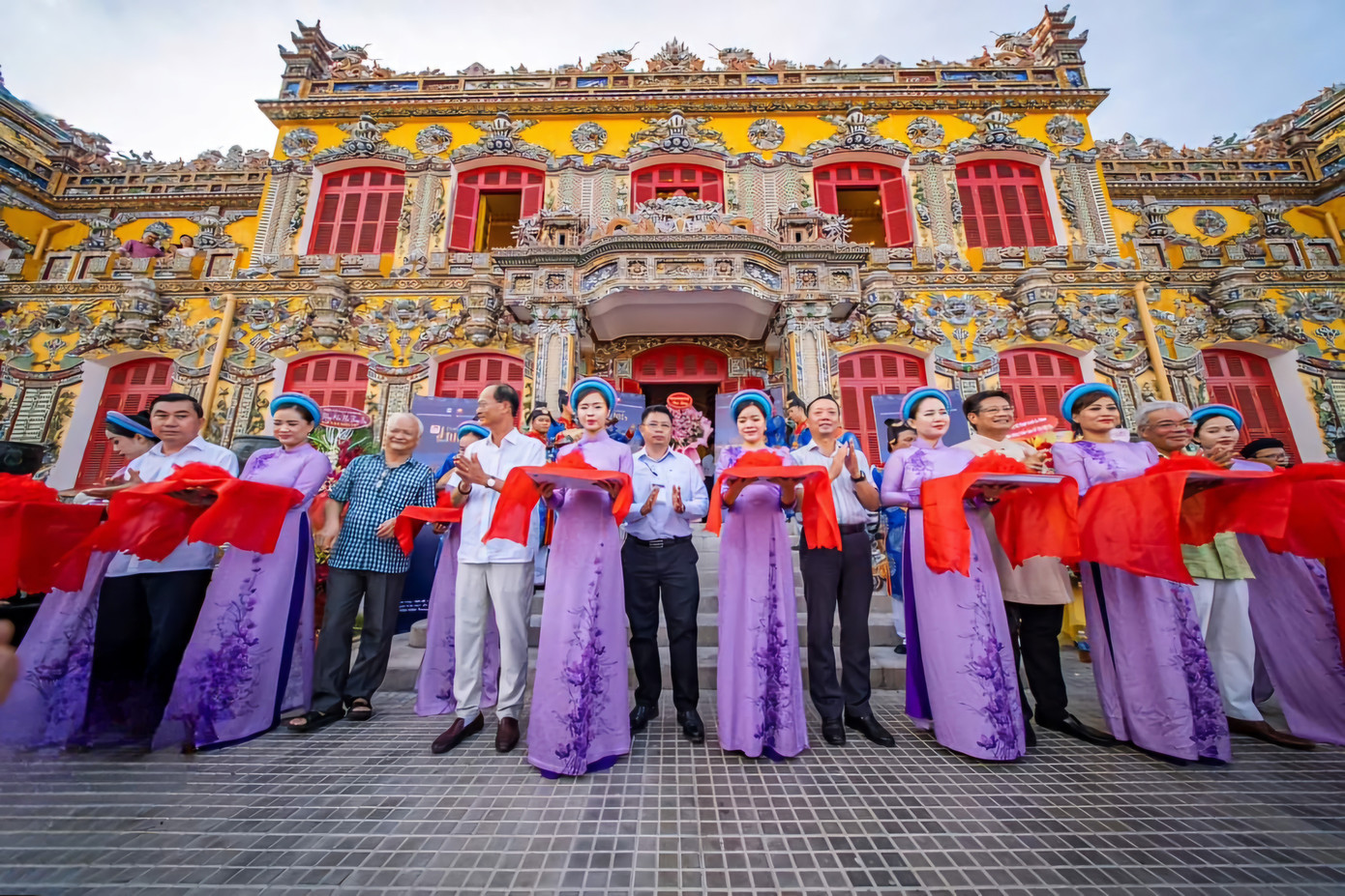 Tại điện Kiến Trung (Đại nội Huế) đang diễn ra triển lãm cổ vật thời nhà Nguyễn mang chủ đề Cổ vật hội tụ, với sự góp mặt của 147 cổ vật, hiện vật của 29 nhà sưu tập đến từ 3 miền của đất nước.Ảnh: TTBTDTCĐ Huế.