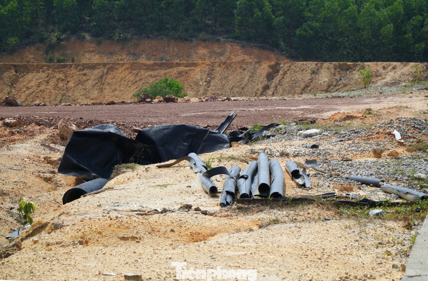 Do nhiều lần thực hiện chậm tiến độ, không tập trung thi công, Công ty TNHH Tân Bảo Thành đã bị chủ đầu tư 2 lần xử phạt vi phạm tiến độ hợp đồng, với tổng số tiền hơn 304 triệu đồng. Với vi phạm tương tự, Công ty Thiên Phát Thịnh bị chủ đầu tư xử phạt hơn 205 triệu đồng. Mặc dù liên tục bị dính phạt, nhưng tình hình thi công trên thực địa của đơn vị nhà thầu hiện vẫn chưa được cải thiện, có dấu hiệu bỏ bê, đứt quãng trong triển khai thực hiện các hạng mục công trình.