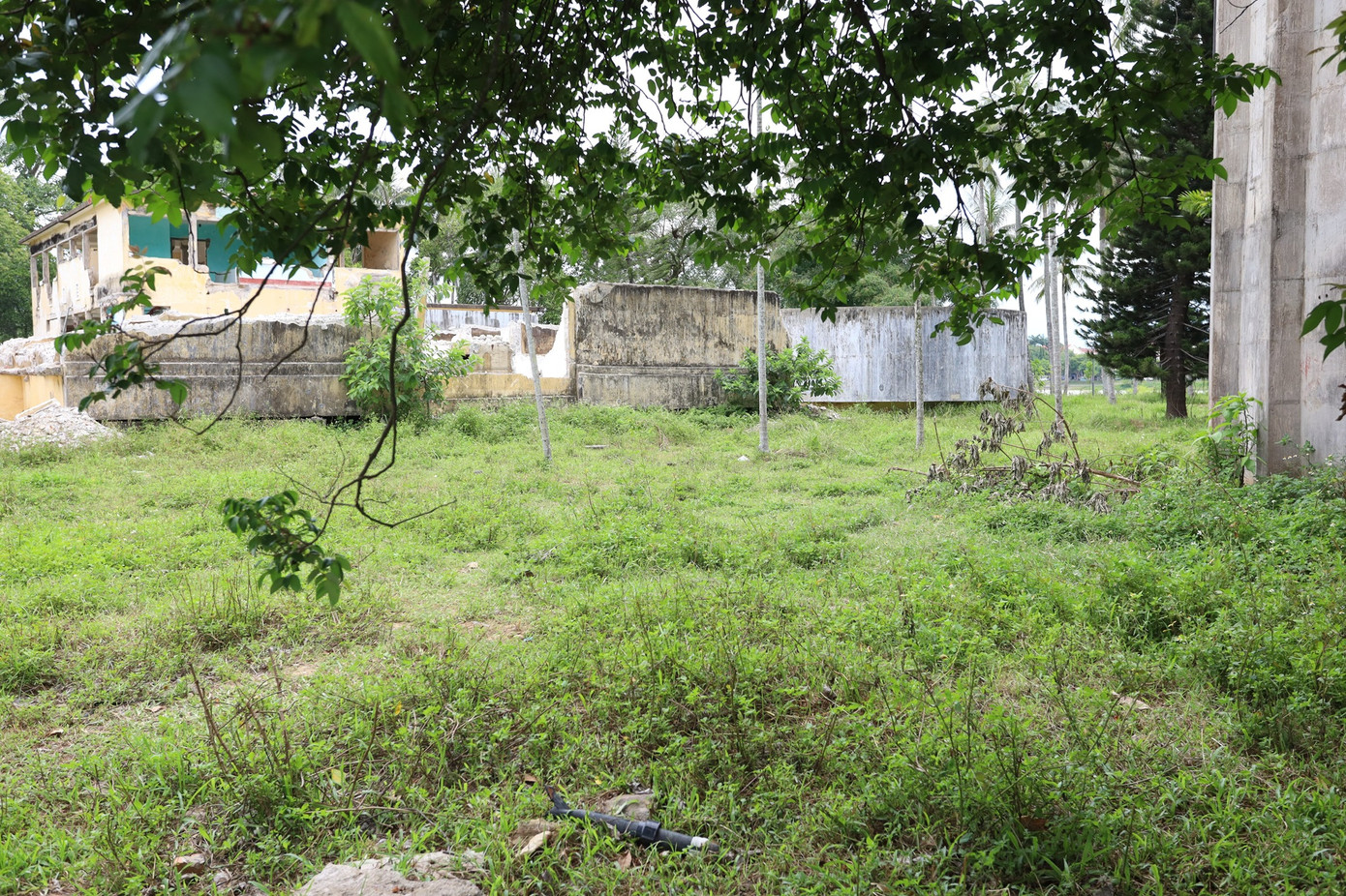 Anh Hoàng Cảnh Tâm (trú tại TP Huế), người thường xuyên dạo bộ ở khu vực cồn Dã Viên, chia sẻ: “Gia đình tôi hay đi dạo phía đông cồn vì nơi đây sạch, đẹp và có đường đi bộ an toàn, thông thoáng. Còn phía tây cồn thì vẫn hoang sơ, vắng vẻ, cỏ mọc rậm, nhiều rác nên tôi rất ngại đến đây, nhất là buổi chiều tối. Cảnh quan phía tây cồn cũng rất đẹp, nhưng để hoang hóa như vậy thì rất phí”.