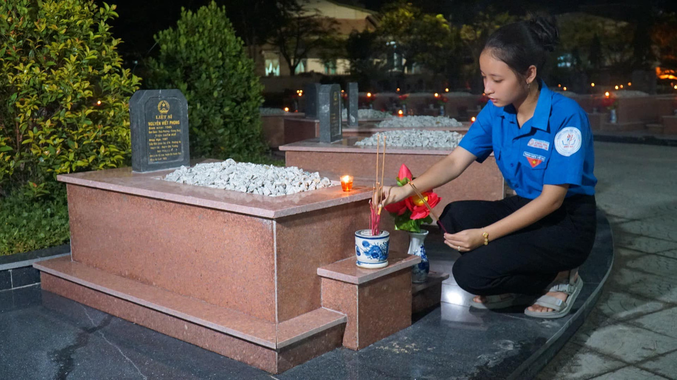 Thắp nến tri ân các anh hùng liệt sĩ. Thắp nến tri ân các anh hùng liệt sĩ.