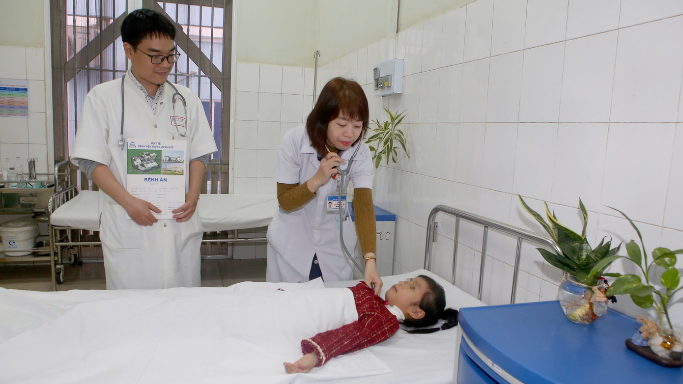 Các y, bác sĩ Bệnh viện Trung ương Huế tiến hành thăm khám, kiểm tra sức khỏe bệnh nhân N., sau khi cháu bé được cứu sống bằng kỹ thuật oxy hóa máu qua màng ngoài cơ thể. Các y, bác sĩ Bệnh viện Trung ương Huế tiến hành thăm khám, kiểm tra sức khỏe bệnh nhân N., sau khi cháu bé được cứu sống bằng kỹ thuật oxy hóa máu qua màng ngoài cơ thể.