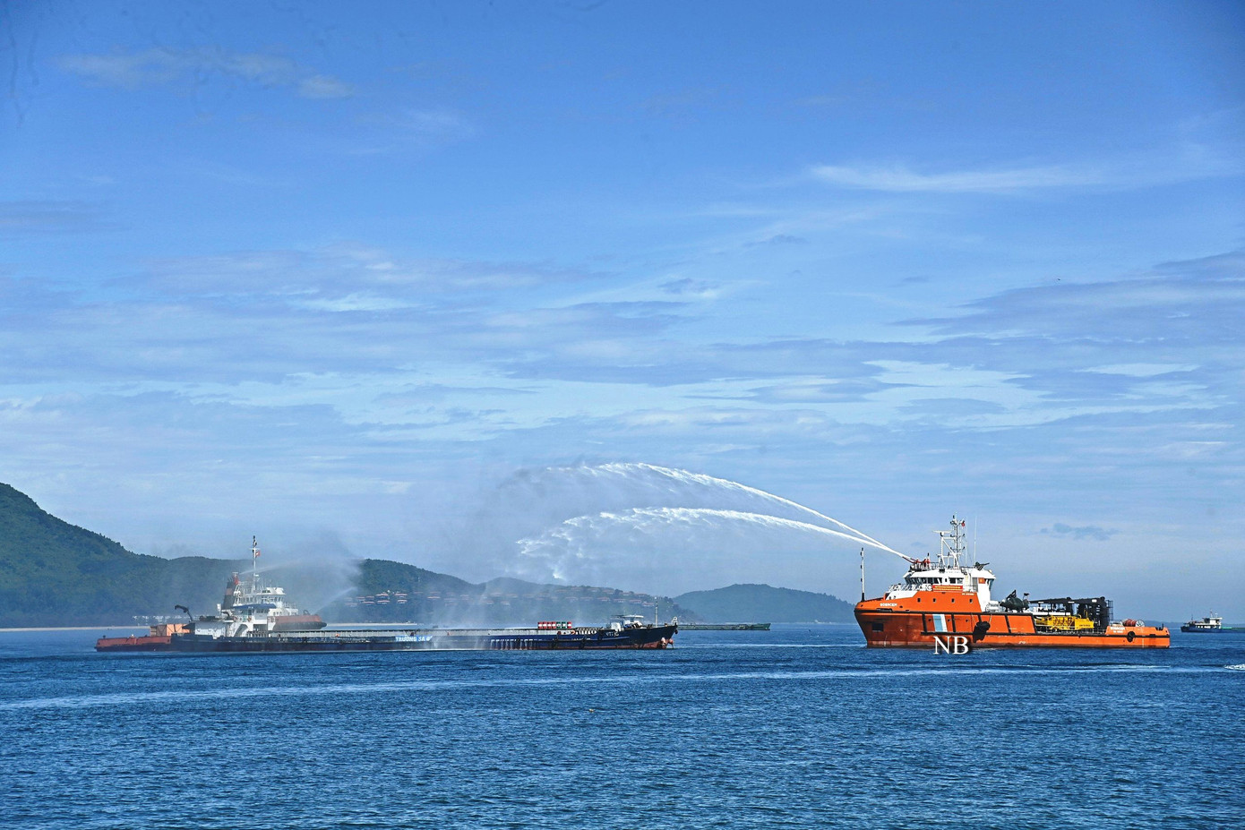 Thực hiện biện pháp chữa cháy, ứng cứu. Thực hiện biện pháp chữa cháy, ứng cứu.