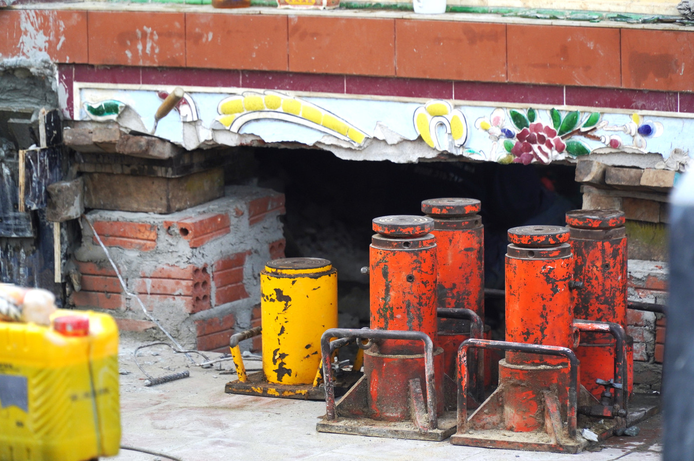 Trước tình trạng đó, “thần đèn” đã huy động một khối lượng máy móc đồ sộ từ miền Nam ra để tiến hành các công đoạn như xử lý móng, ép cọc bê tông, gia cố móng…