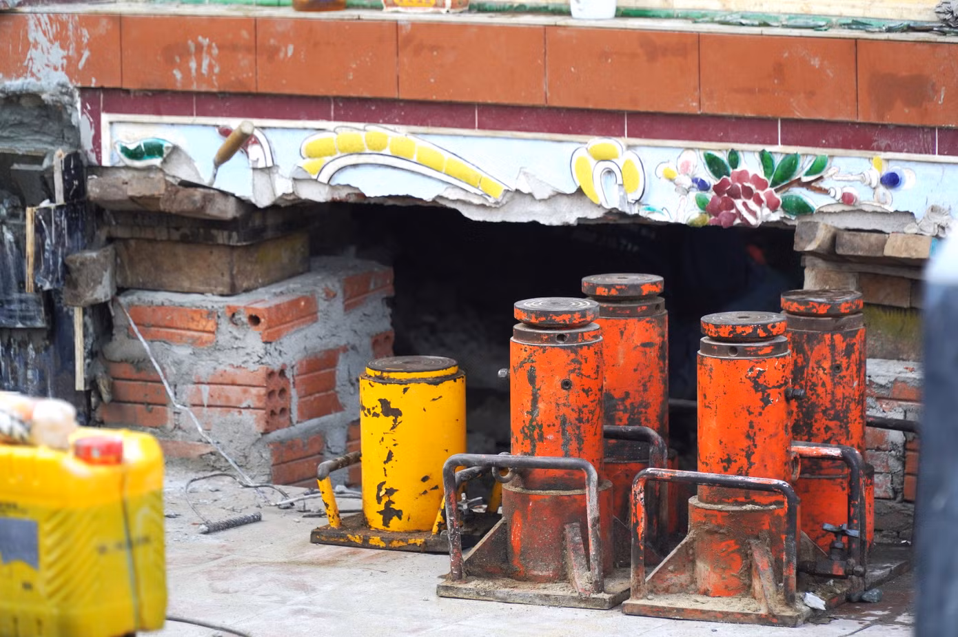 Trước tình trạng đó, “thần đèn” đã huy động một khối lượng máy móc đồ sộ từ miền Nam ra để tiến hành các công đoạn như xử lý móng, ép cọc bê tông, gia cố móng… Trước tình trạng đó, “thần đèn” đã huy động một khối lượng máy móc đồ sộ từ miền Nam ra để tiến hành các công đoạn như xử lý móng, ép cọc bê tông, gia cố móng…