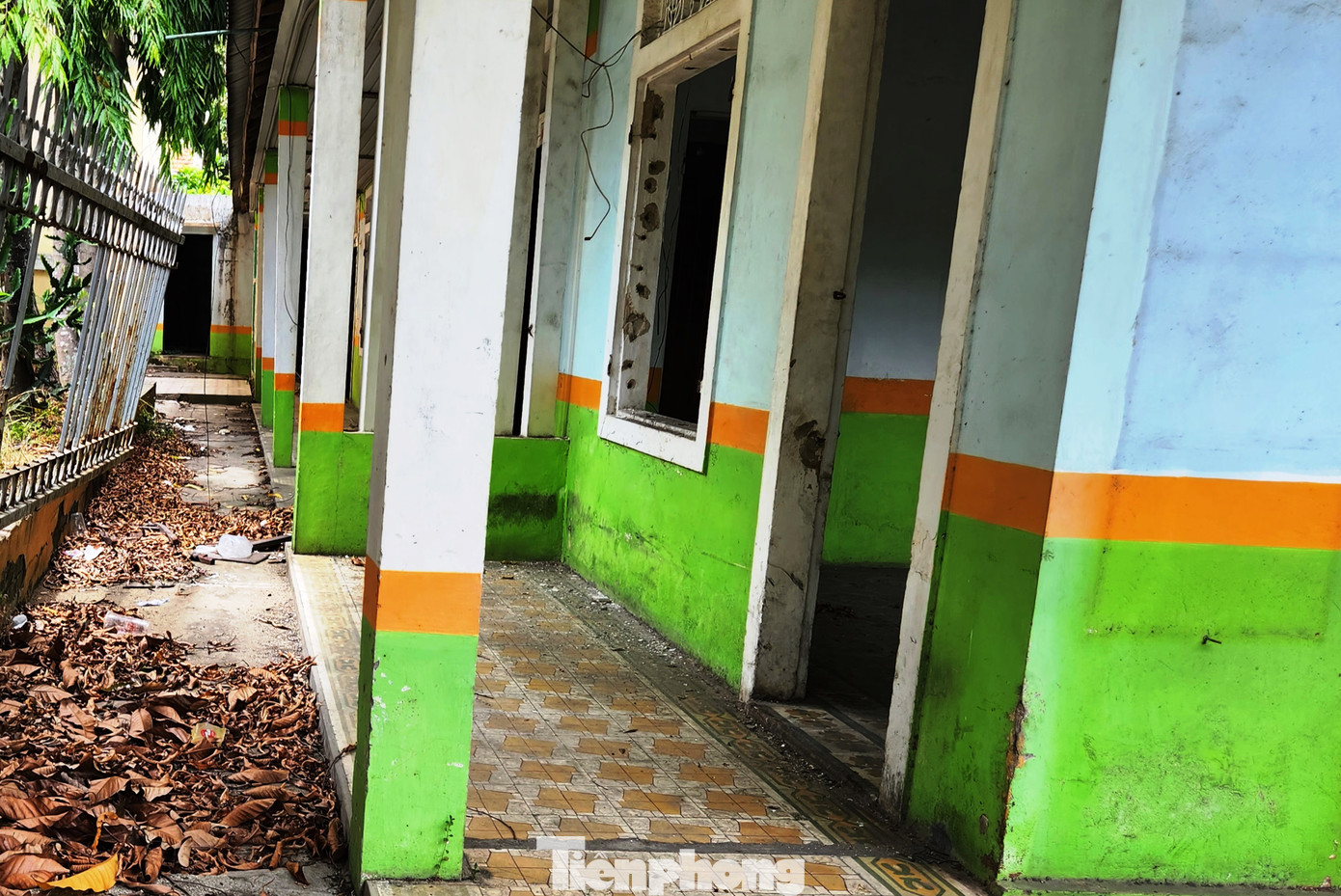 Các công trình, nhà cửa từng là trụ sở của các cơ quan, sở, ngành như Sở GD&amp;ĐT, Sở Y tế, Khoa học và Công nghệ, Chi cục Dân số… ngày càng trở nên hoang phế, xuống cấp.