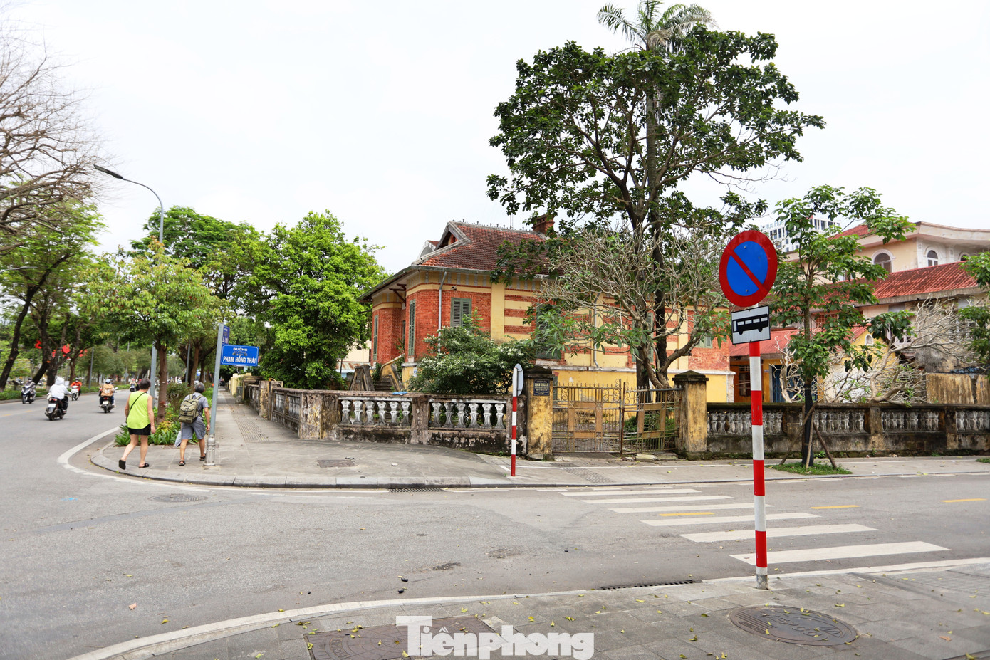 Các công trình, nhà cửa từng là trụ sở của các cơ quan, sở, ngành như Sở GD&amp;ĐT, Sở Y tế, Khoa học và Công nghệ, Chi cục Dân số… ngày càng trở nên hoang phế, xuống cấp.