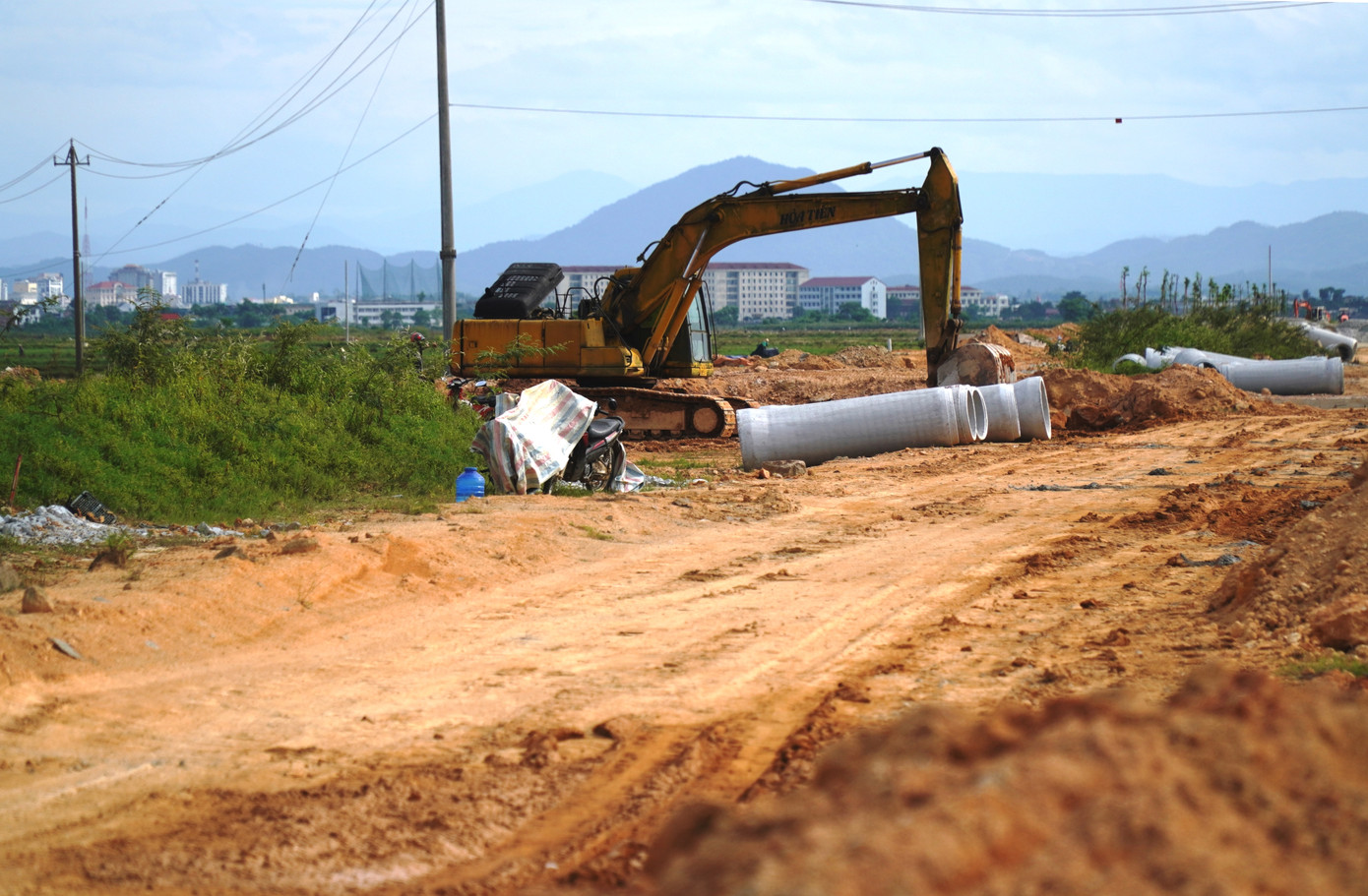 Trước đó, vào tháng 8/2022, ông Nguyễn Văn Phương - Chủ tịch UBND tỉnh TT-Huế từng trực tiếp đi kiểm tra đột xuất dự án Chợ Mai - Tân Mỹ và phát hiện các nhà thầu không tập trung nhân lực, máy móc để đẩy nhanh tiến độ; thiếu trách nhiệm trong công tác tổ chức thi công, không đảm bảo tiến độ thực hiện như đã cam kết. Thời điểm kiểm tra, trên công trình dự án chỉ có 10 công nhân làm việc. Trước đó, vào tháng 8/2022, ông Nguyễn Văn Phương - Chủ tịch UBND tỉnh TT-Huế từng trực tiếp đi kiểm tra đột xuất dự án Chợ Mai - Tân Mỹ và phát hiện các nhà thầu không tập trung nhân lực, máy móc để đẩy nhanh tiến độ; thiếu trách nhiệm trong công tác tổ chức thi công, không đảm bảo tiến độ thực hiện như đã cam kết. Thời điểm kiểm tra, trên công trình dự án chỉ có 10 công nhân làm việc.