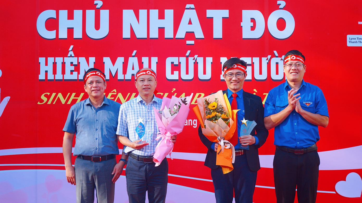 Đại diện Báo Tiền Phong và Tỉnh Đoàn TT-Huế trao hoa, kỷ niệm chương cho các cá nhân. Đại diện Báo Tiền Phong và Tỉnh Đoàn TT-Huế trao hoa, kỷ niệm chương cho các cá nhân.