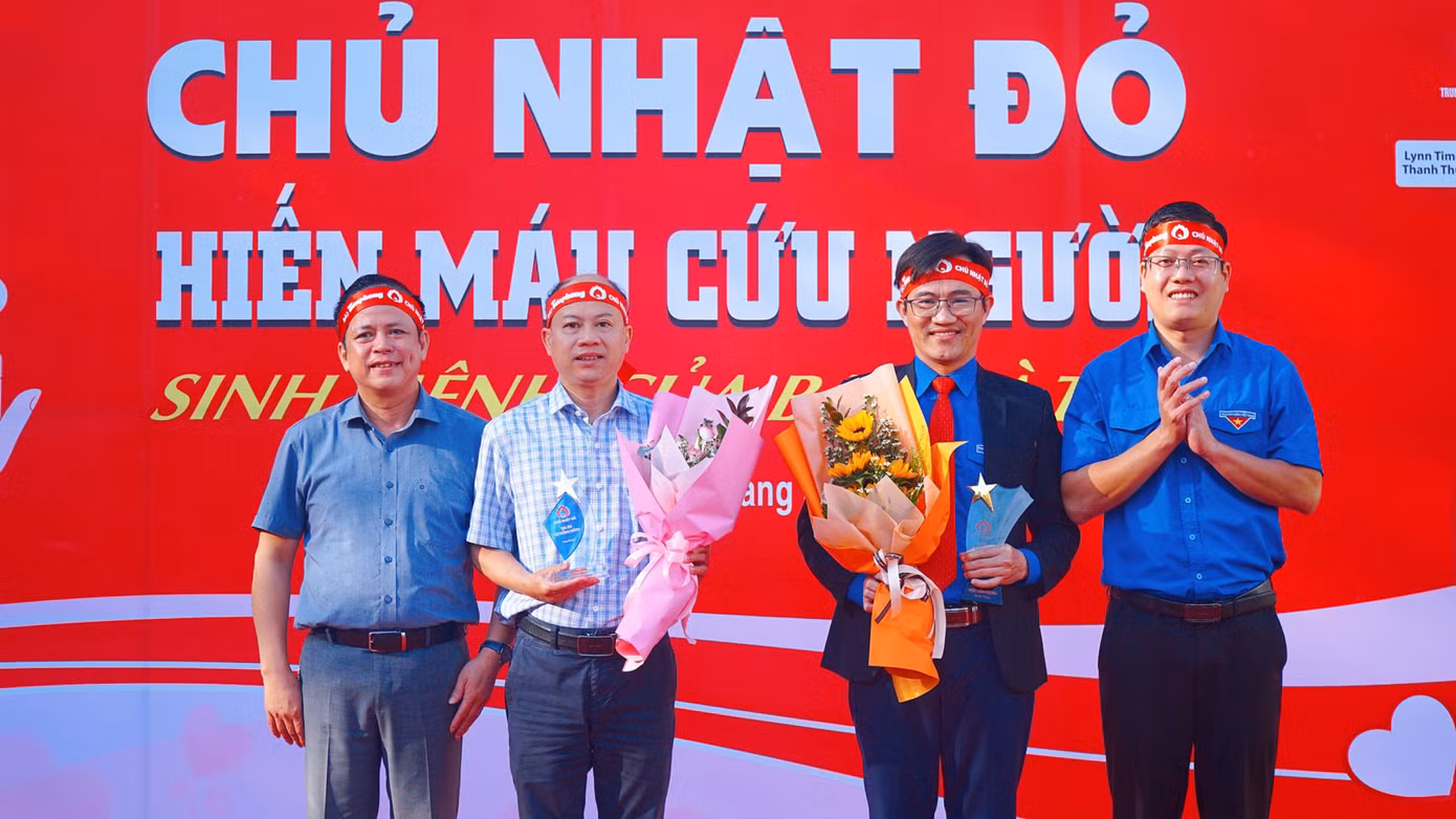 Đại diện Báo Tiền Phong và Tỉnh Đoàn TT-Huế trao hoa, kỷ niệm chương cho các cá nhân.