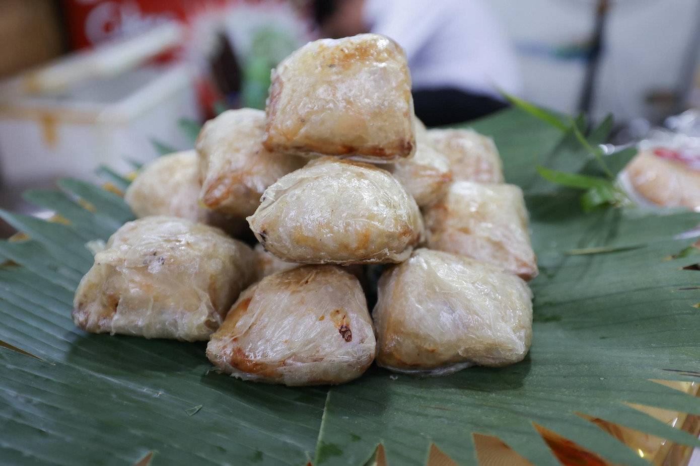 Tại đây, thực khách có cơ hội thưởng thức nhiều món ẩm thực độc đáo, đa dạng, cầu kỳ như: Gà ác tần sâm tiến Vua, Chả mực Hạ Long giã tay, Khâu nhục Tiên Yên, Bún ốc nguội Hà Nội xưa, Nem Bùi Lê Gia, Gỏi gà măng cụt, Chè tiến vua (Hoài Sơn Thụ Dự), Bò nhúng mắm ruốc, Bánh bao nghệ thuật, Bánh Cung đình Huế…