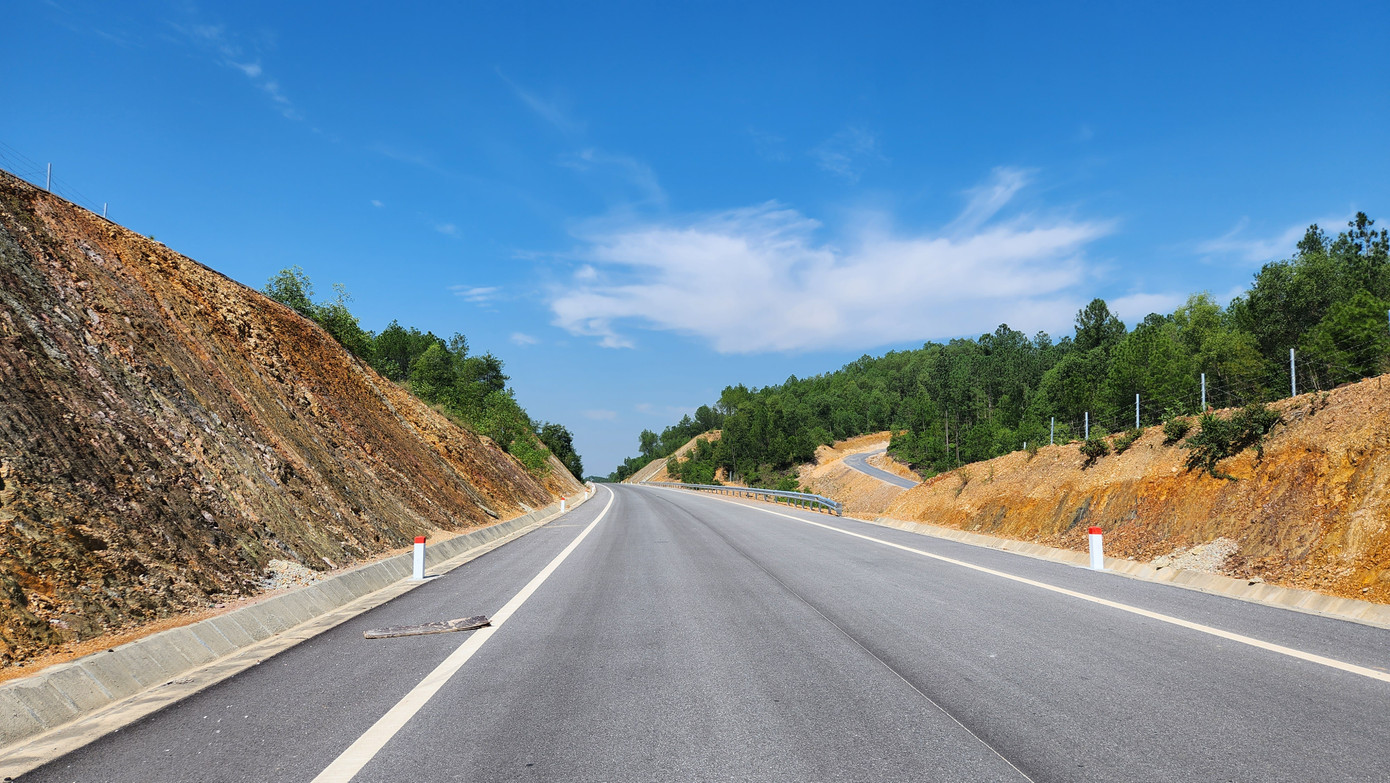 Giai đoạn đầu với quy mô 2 làn xe, bề rộng nền đường 12m, riêng các đoạn vượt xe có quy mô 4 làn xe, bề rộng nền đường là 23m. Thời gian tới, khi triển khai giai đoạn hoàn chỉnh, tuyến giao thông này có quy mô 4 làn xe, bề rộng nền đường là 23m... Giai đoạn đầu với quy mô 2 làn xe, bề rộng nền đường 12m, riêng các đoạn vượt xe có quy mô 4 làn xe, bề rộng nền đường là 23m. Thời gian tới, khi triển khai giai đoạn hoàn chỉnh, tuyến giao thông này có quy mô 4 làn xe, bề rộng nền đường là 23m...