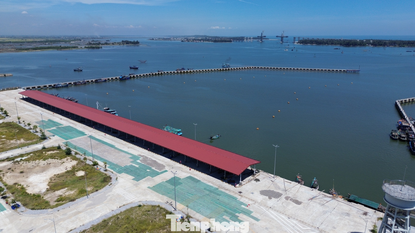 Điều đáng nói, trong quá trình làm thủ tục trình cấp có thẩm quyền công bố mở cảng đối với cảng cá Thuận An, các cơ quan chuyên môn đã phát hiện công trình dự án hạ tầng nghề cá này dù thực hiện từ 5 năm trước nhưng chưa có quyết định giao đất, giao mặt nước.