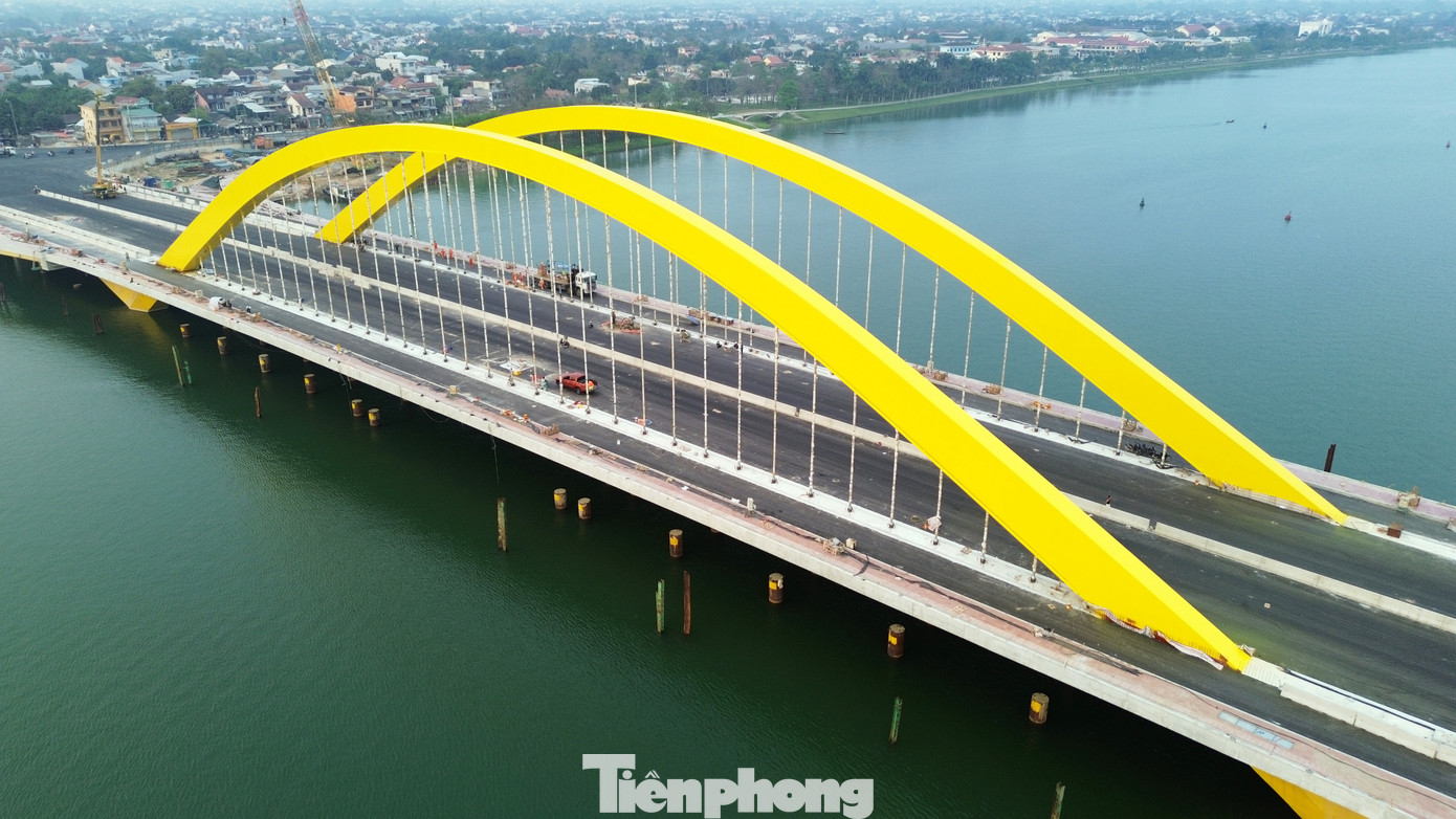 Công trình cầu có chiều dài khoảng 380m, rộng 43m, bao gồm 6 làn xe, dải an toàn và vỉa hè đi bộ rộng 3m ở hai bên cầu. Đặc biệt, cầu được thiết kế với 4 cầu nhánh cong, kết nối xuống công viên hai bờ sông Hương, tạo điểm nhấn kiến trúc hài hòa với cảnh quan thiên nhiên xứ Huế. Công trình cầu có chiều dài khoảng 380m, rộng 43m, bao gồm 6 làn xe, dải an toàn và vỉa hè đi bộ rộng 3m ở hai bên cầu. Đặc biệt, cầu được thiết kế với 4 cầu nhánh cong, kết nối xuống công viên hai bờ sông Hương, tạo điểm nhấn kiến trúc hài hòa với cảnh quan thiên nhiên xứ Huế.