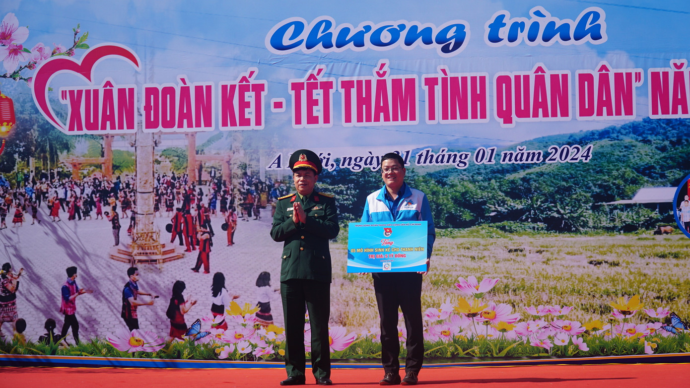 Tặng 5 mô hình sinh kế cho thanh niên. Tặng 5 mô hình sinh kế cho thanh niên.