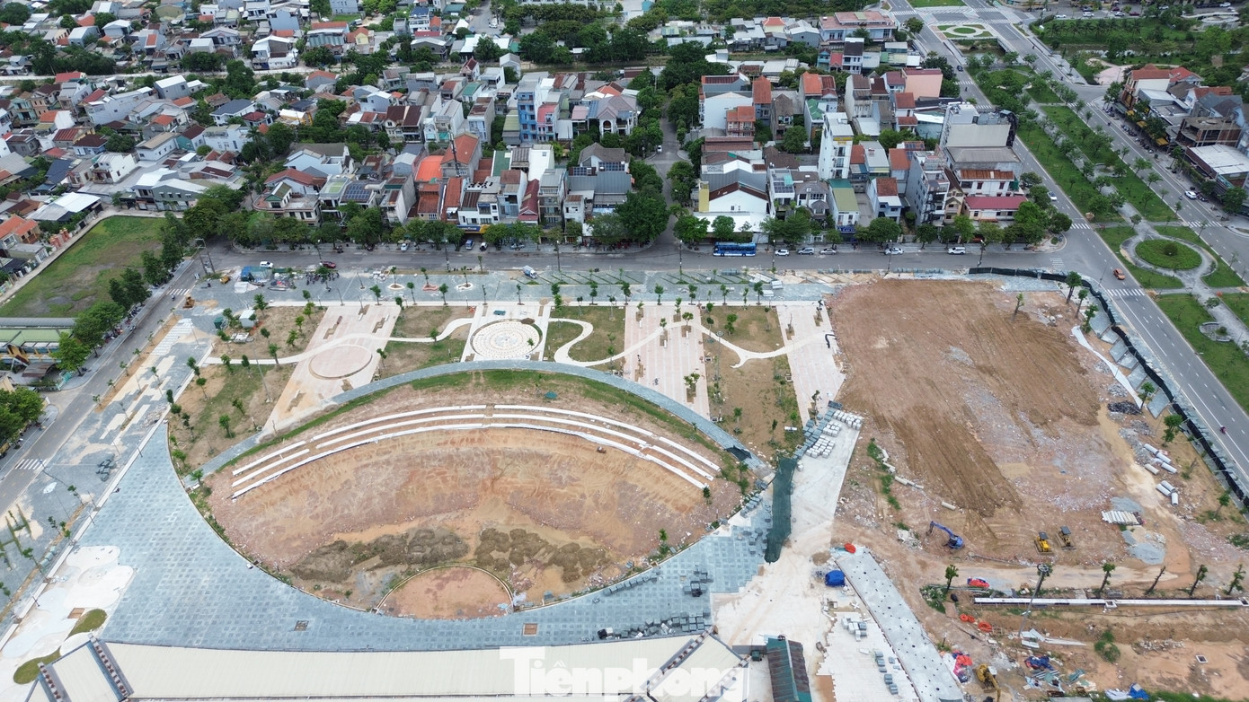 Đến nay, các đơn vị nhà thầu tiếp tục thi công những hạng mục dang dở; tổ chức dọn dẹp, phá bỏ phần hạ tầng cũ để có mặt bằng sạch 100%. Đến nay, các đơn vị nhà thầu tiếp tục thi công những hạng mục dang dở; tổ chức dọn dẹp, phá bỏ phần hạ tầng cũ để có mặt bằng sạch 100%.