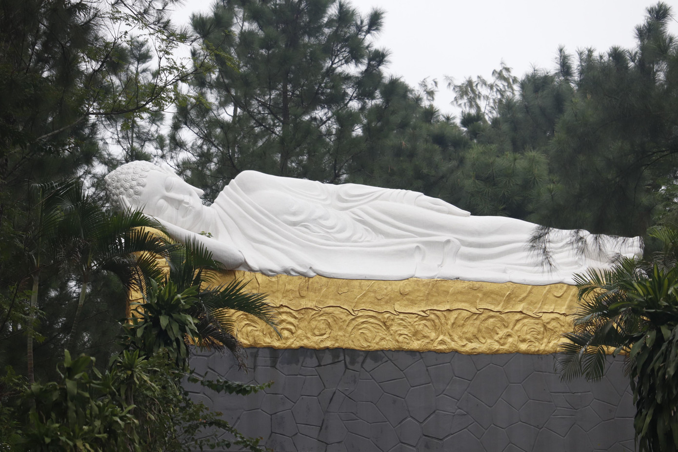 Tượng Phật nằm thuộc khuôn viên chùa. Ngoài ra còn rất nhiều pho tượng, tượng trưng cho mỗi chặng đường trong cuộc đời của đức Phật.