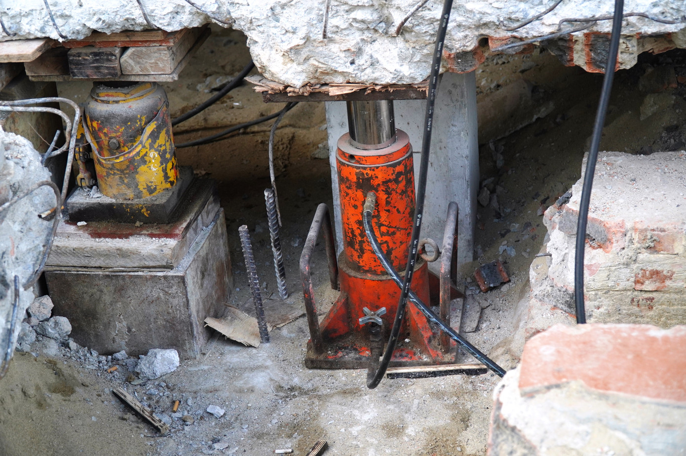 Tiếp đó, các bộ kích thủy lực được sử dụng để nâng phần bị nghiêng lún lên vị trí ban đầu.