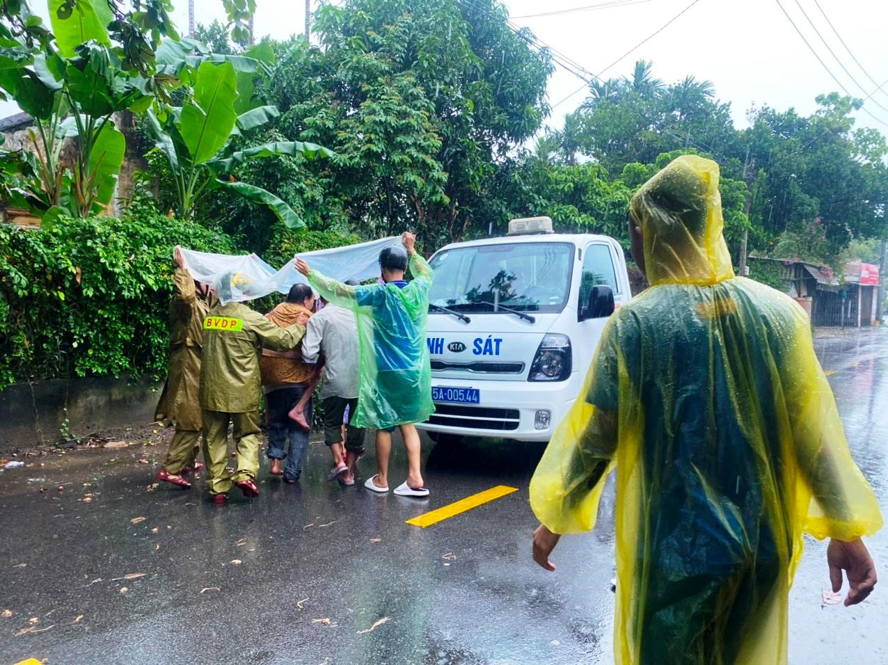 Tại xã ven biển Lộc Vĩnh (huyện Phú Lộc) - một trong những nơi gần tâm bão nhất của tỉnh TT-Huế, hàng chục hộ dân vùng nguy hiểm được di dời đến Trường Tiểu học Lộc Vĩnh. Chính quyền địa phương đã bố trí nơi ăn, nghỉ an toàn cho bà con trong thời gian xảy ra mưa bão.