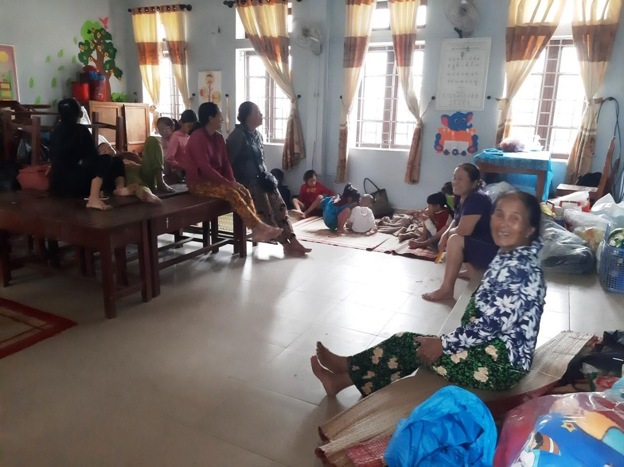 Chính quyền xã Lộc Vĩnh (huyện Phú Lộc, TT-Huế) bố trí nơi sơ tán đảm bảo an toàn cho người dân khi di dời ra khỏi vùng nguy hiểm. Trong đó, trường mầm non, tiểu học được trưng dụng làm nơi sơ tán trú tránh bão số 4.