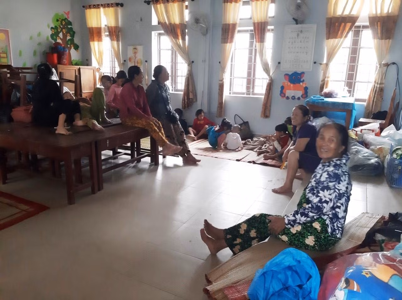 Chính quyền xã Lộc Vĩnh (huyện Phú Lộc, TT-Huế) bố trí nơi sơ tán đảm bảo an toàn cho người dân khi di dời ra khỏi vùng nguy hiểm. Trong đó, trường mầm non, tiểu học được trưng dụng làm nơi sơ tán trú tránh bão số 4. Chính quyền xã Lộc Vĩnh (huyện Phú Lộc, TT-Huế) bố trí nơi sơ tán đảm bảo an toàn cho người dân khi di dời ra khỏi vùng nguy hiểm. Trong đó, trường mầm non, tiểu học được trưng dụng làm nơi sơ tán trú tránh bão số 4.