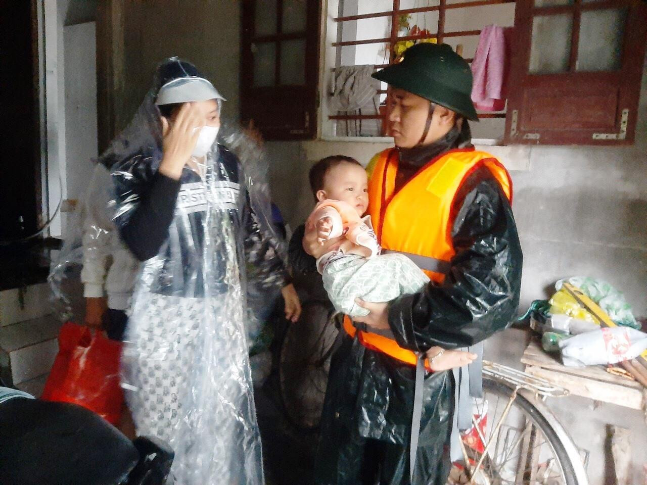 Bộ đội giúp người dân Phú Vang (TT-Huế) đi sơ tán tránh bão vào chiều 27/9.