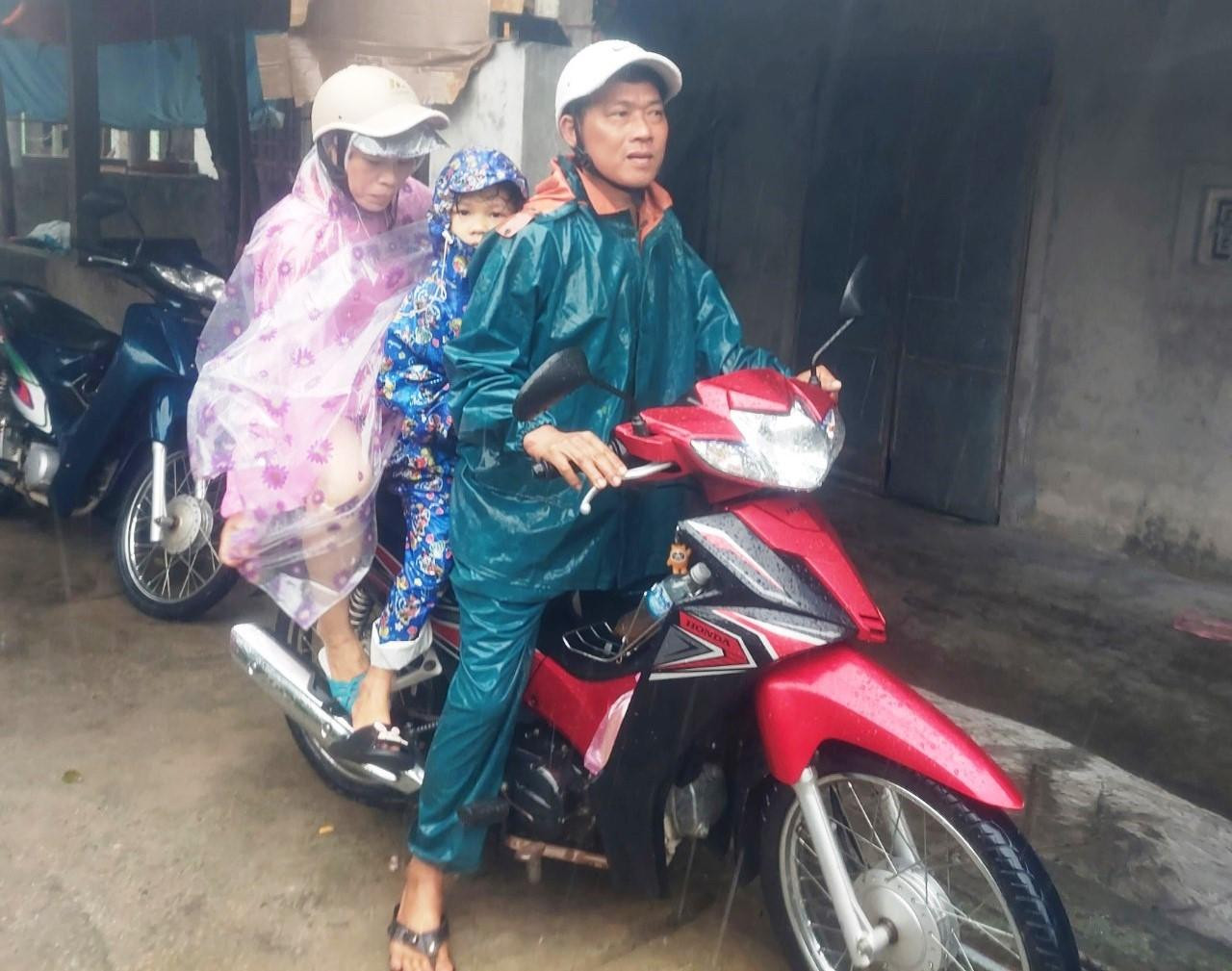 Người dân huyện Phú Lộc, vùng phía nam tỉnh TT-Huế - giáp ranh với TP Đà Nẵng hối hả đi "chạy bão".