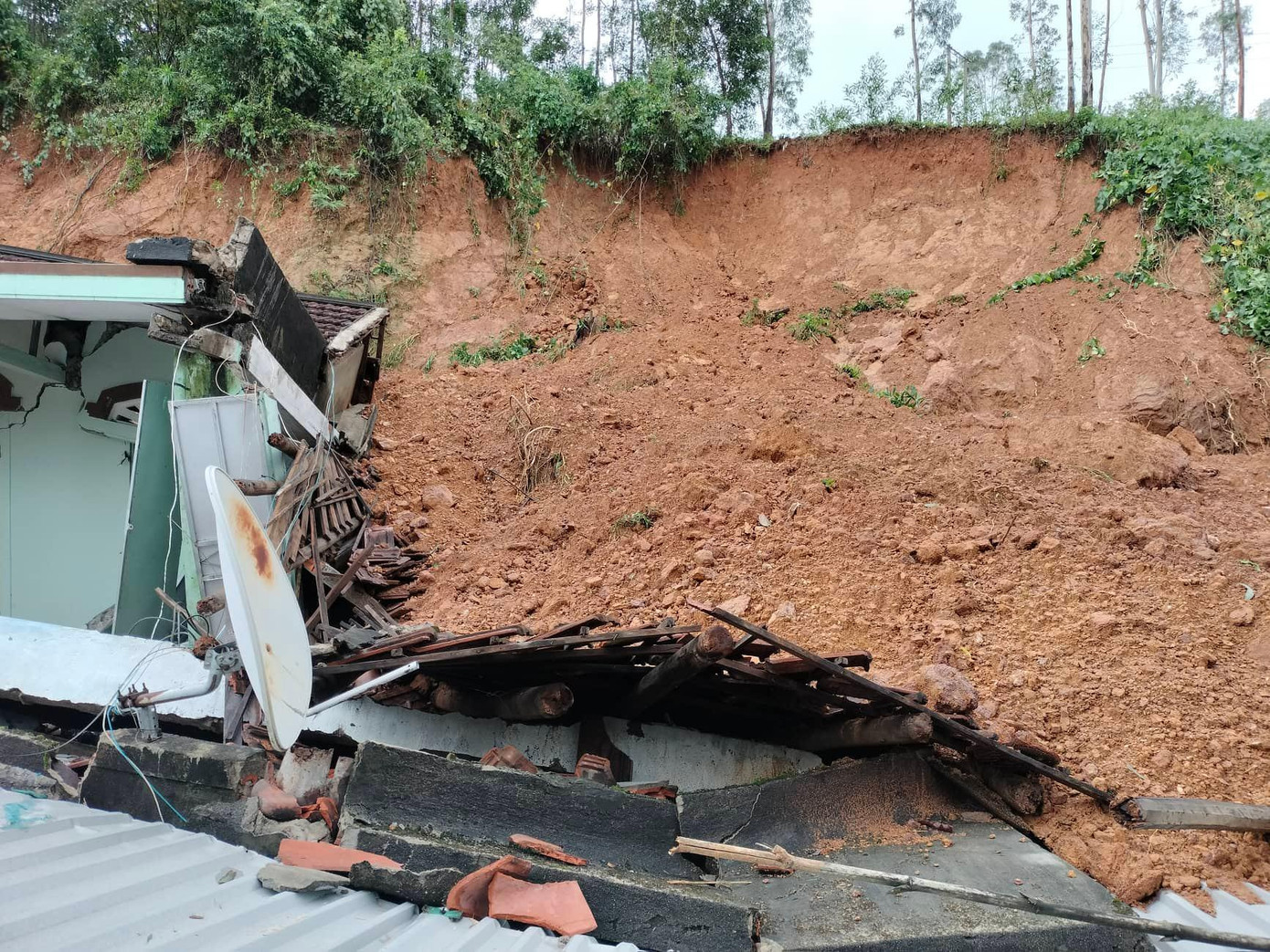 Do ảnh hưởng không khí lạnh gây mưa lớn, thời tiết xấu, cơ quan chức năng tỉnh TT-Huế cảnh báo người dân cần đề phòng lũ quét, sạt lở đất, dông, lốc sét và gió giật mạnh. Do ảnh hưởng không khí lạnh gây mưa lớn, thời tiết xấu, cơ quan chức năng tỉnh TT-Huế cảnh báo người dân cần đề phòng lũ quét, sạt lở đất, dông, lốc sét và gió giật mạnh.