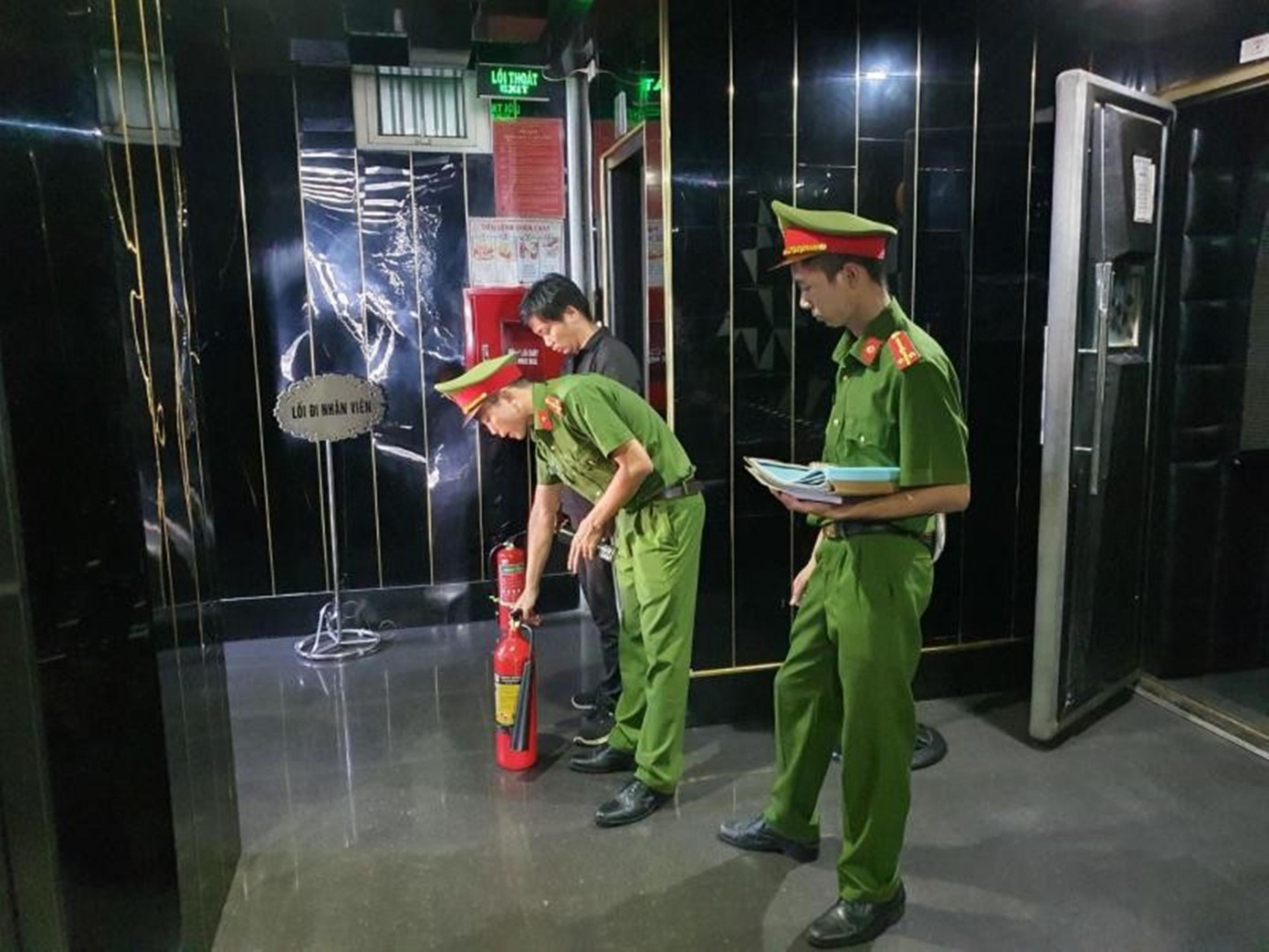 Công an kiểm tra điều kiện PCCC tại một cơ sở kinh doanh karaoke ở TP Huế. Ảnh: CTV Công an kiểm tra điều kiện PCCC tại một cơ sở kinh doanh karaoke ở TP Huế. Ảnh: CTV