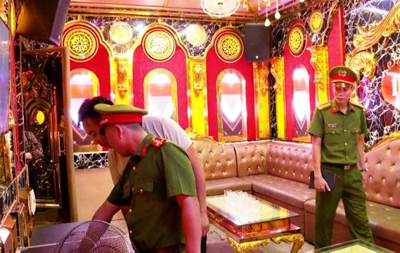 Kiểm tra hoạt động kinh doanh karaoke ở thị xã Hương Thủy, TT-Huế. Ảnh: CTV Kiểm tra hoạt động kinh doanh karaoke ở thị xã Hương Thủy, TT-Huế. Ảnh: CTV