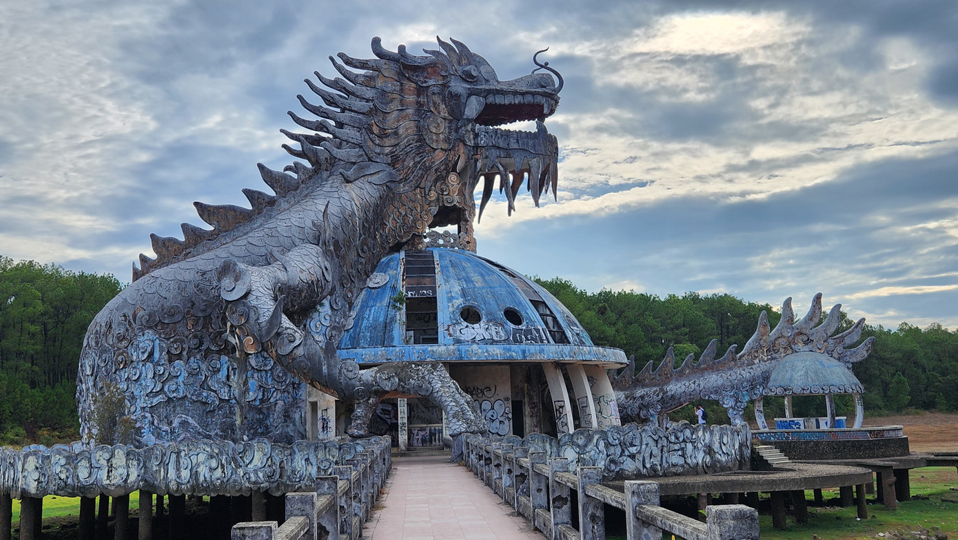 Năm 2017, UBND tỉnh TT-Huế quyết định thu hồi đất dự án Trung tâm vui chơi giải trí hồ Thủy Tiên (xã Thủy Bằng, TP Huế), giao lại cho Sở TN&amp;MT tỉnh quản lý, sau khi nhà đầu tư là Công ty Haco Huế không đủ khả năng hoàn thành dự án. (Ảnh: Ngọc Văn)