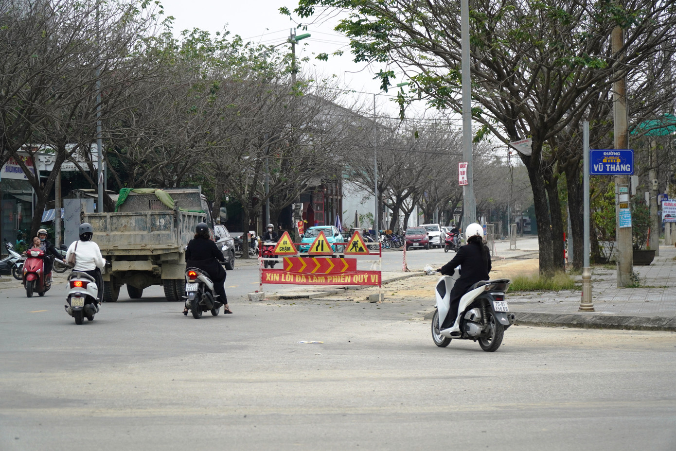 Việc hoàn trả mặt bằng chậm thực hiện tại dự án thoát nước đường Hoàng Lanh (phường Xuân Phú, thành phố Huế) dù Tết Nguyên đán đã cận kề. Việc hoàn trả mặt bằng chậm thực hiện tại dự án thoát nước đường Hoàng Lanh (phường Xuân Phú, thành phố Huế) dù Tết Nguyên đán đã cận kề.