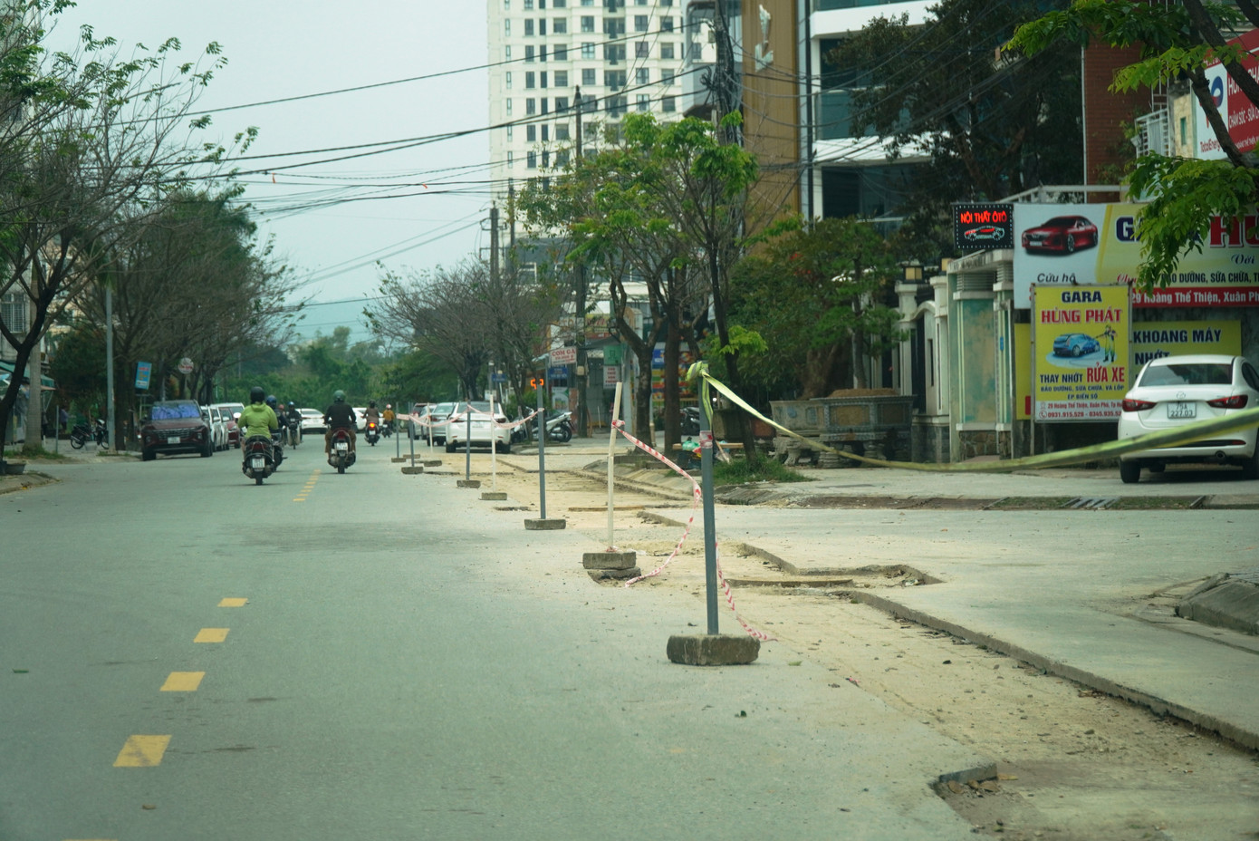 Lối vào nhà dân ở một tuyến phố mới tại khu quy hoạch Xuân Phú vẫn bị tình trạng đào đường quây kín. Lối vào nhà dân ở một tuyến phố mới tại khu quy hoạch Xuân Phú vẫn bị tình trạng đào đường quây kín.