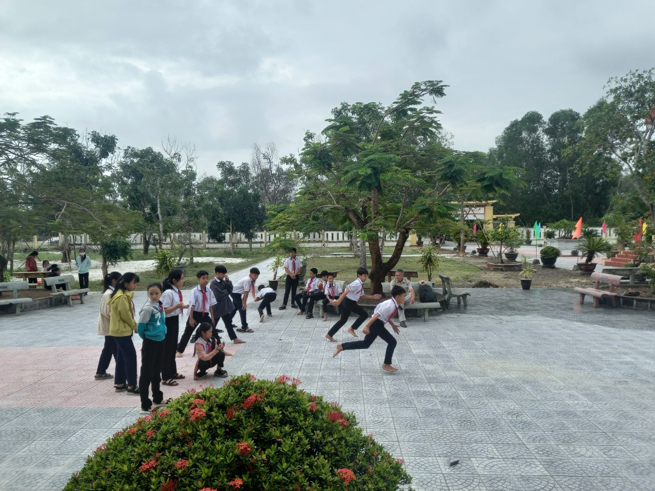 Học sinh nô đùa giữa sân trường sau những ngày nghỉ do mưa lũ.