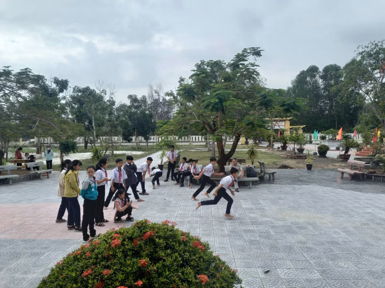 Học sinh nô đùa giữa sân trường sau những ngày nghỉ do mưa lũ.