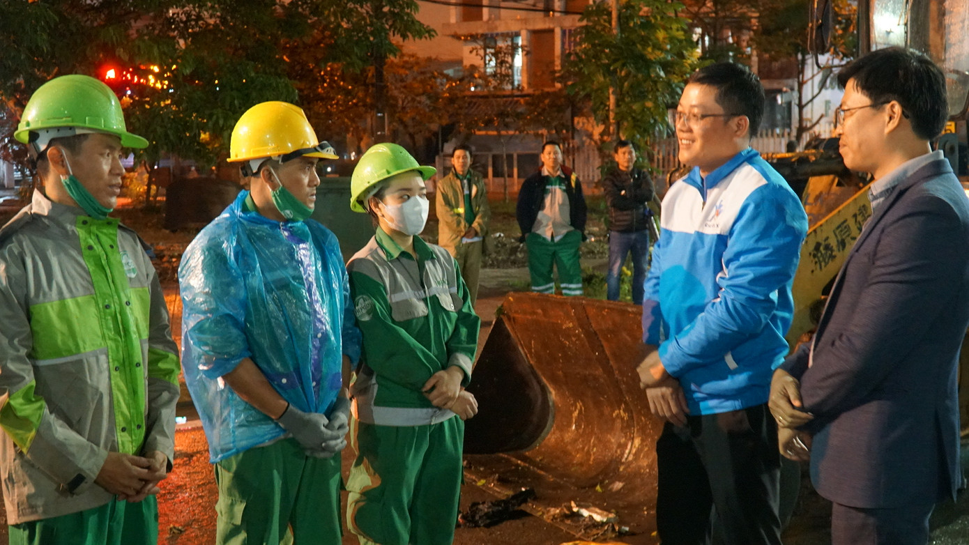 Lãnh đạo Tỉnh Đoàn TT-Huế thăm hỏi, động viên thanh niên công nhân môi trường đô thị Huế trong đêm Giao thừa 2024.