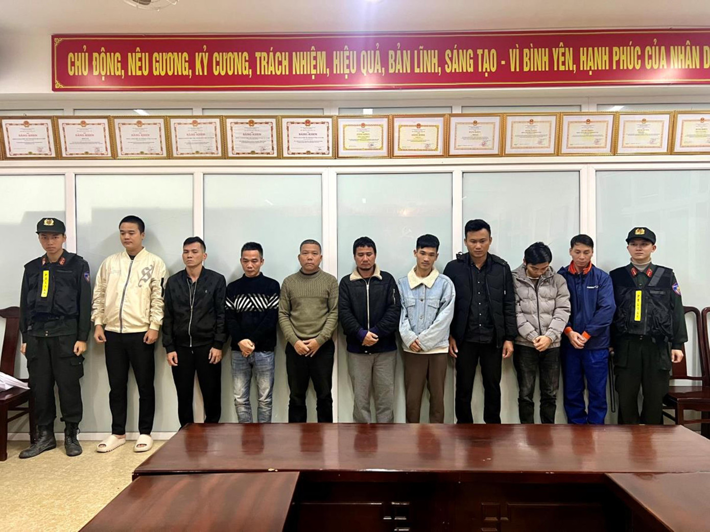 Khởi tố, bắt tạm giam 9 đối tượng trong đường dây đánh bạc và tổ chức đánh bạc qua mạng với số tiền giao dịch 3,5 triệu USD/1 tháng tại Huế. Ảnh: CACC