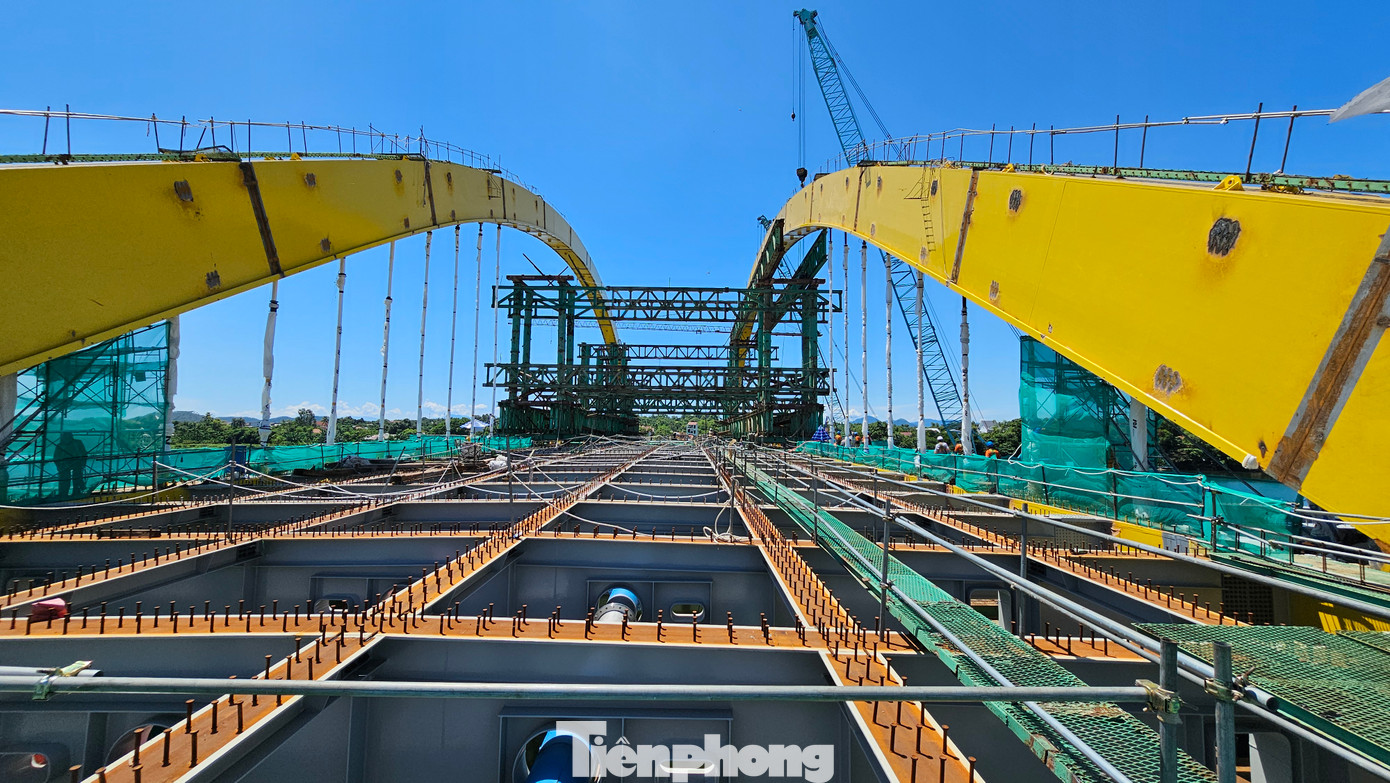 Cây cầu vượt sông Hương này được kết cấu vòm thép, bê tông cốt thép (BTCT) và BTCT dự ứng lực, với tổng chiều dài khoảng 643 m, trong đó chiều dài cầu 350 m. Tại nhịp chính 180 m, bố trí 2 vòm thép riêng biệt theo hướng dọc hai bên cầu phân cách giữa phần xe cơ giới với phần xe thô sơ và lề đi bộ. Bề rộng cầu 43 m, bao gồm 6 làn xe cơ giới, trong đó chiều rộng mặt đường 21 m.