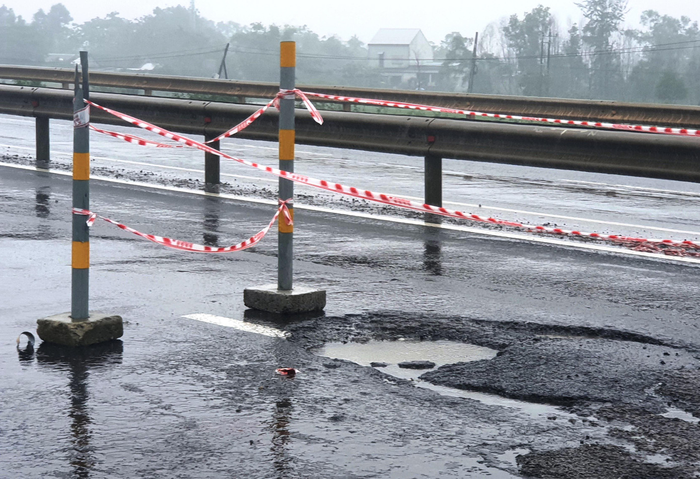Mặc dù những hư hỏng trên tuyến đường nghìn tỉ nhiều lần được khắc phục, sửa chữa, với chằng chịt vá víu; nhưng sau đó sự cố bong tróc lại tái xuất hiện, gây mất an toàn giao thông.