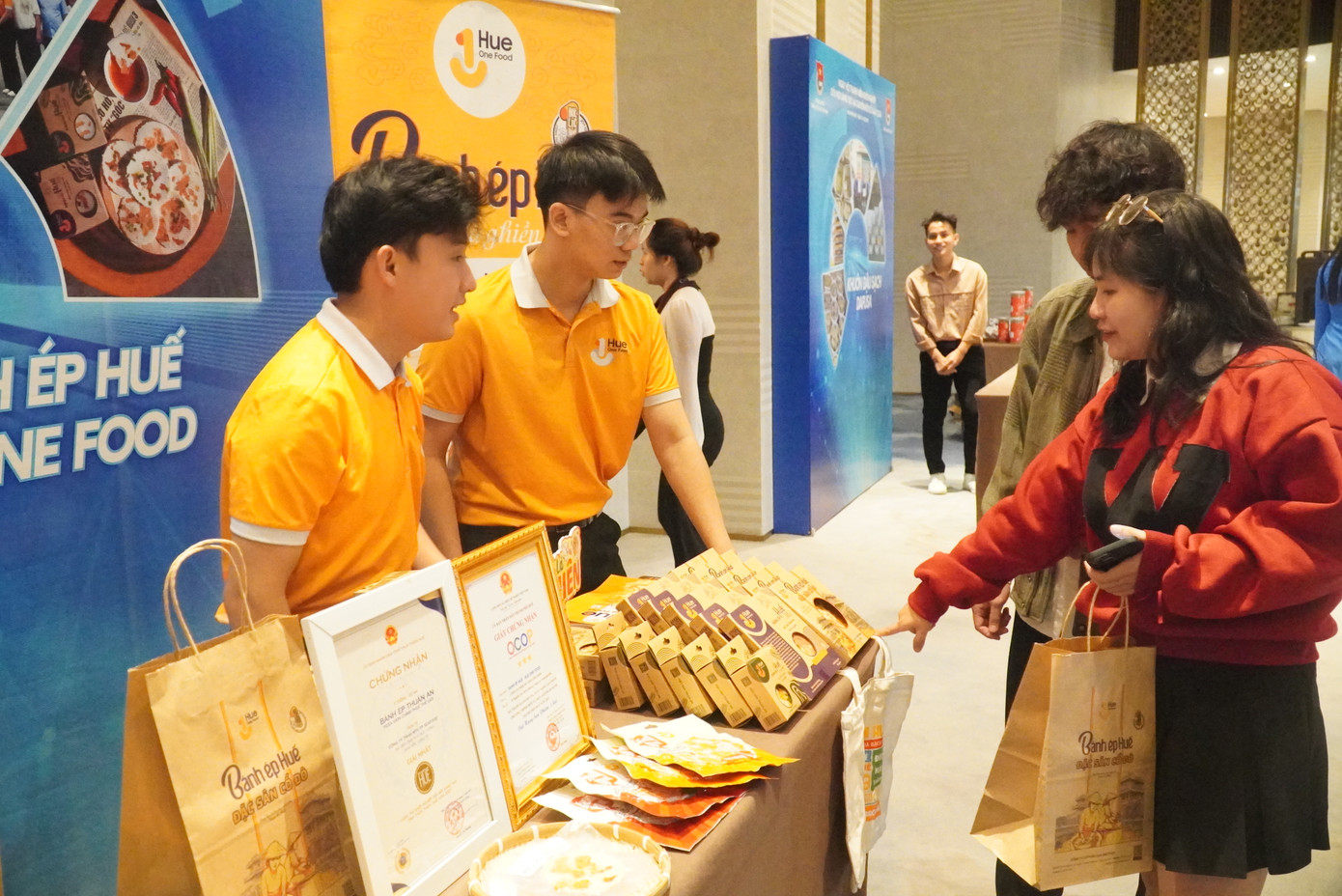 Trưng bày, giới thiệu sản phẩm khởi nghiệp của thanh niên Huế. Trưng bày, giới thiệu sản phẩm khởi nghiệp của thanh niên Huế.