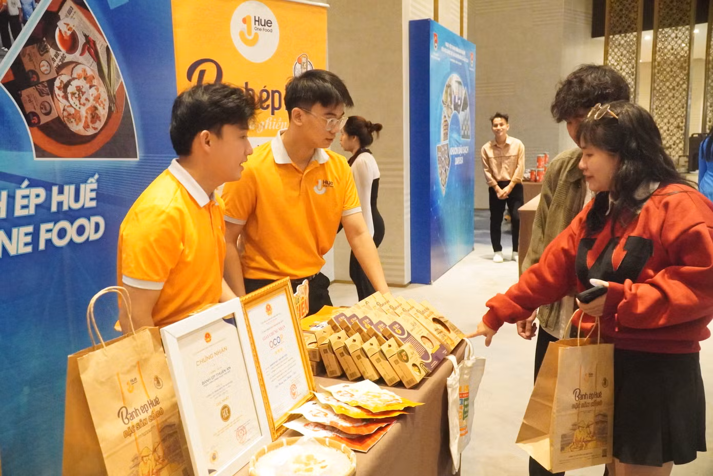 Trưng bày, giới thiệu sản phẩm khởi nghiệp của thanh niên Huế.