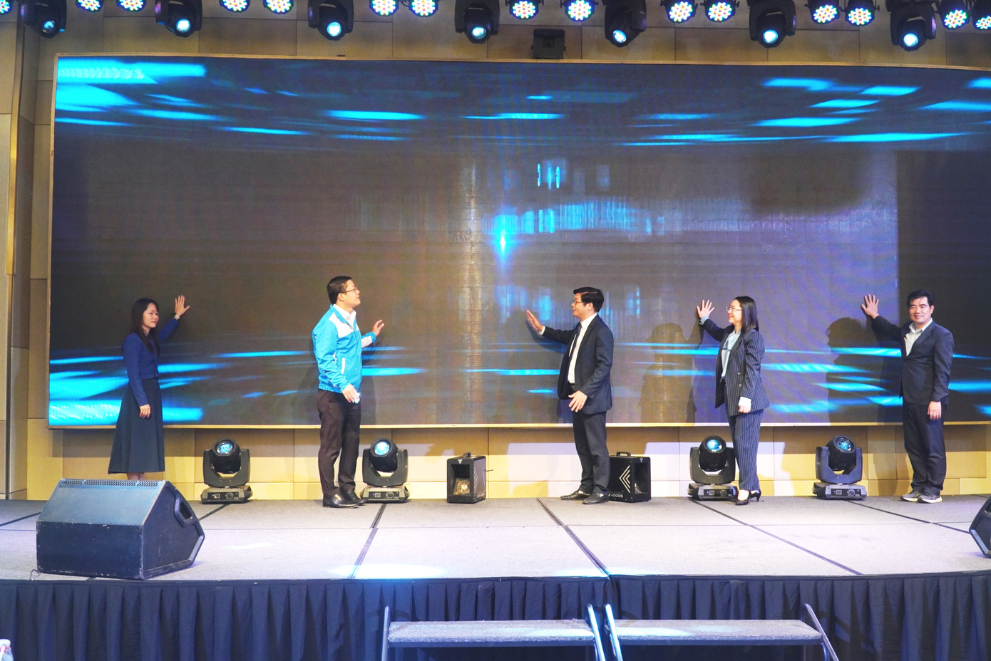 Thực hiện nghi thức phát động ngày hội Thanh niên khởi nghiệp Đổi mới sáng tạo và chuyển đổi số cấp Trung ương năm 2024 diễn ra tại Huế. Thực hiện nghi thức phát động ngày hội Thanh niên khởi nghiệp Đổi mới sáng tạo và chuyển đổi số cấp Trung ương năm 2024 diễn ra tại Huế.