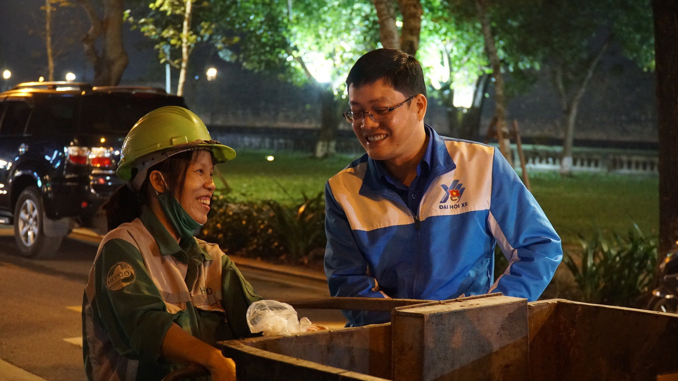 Chia sẻ cùng những vất vả của công nhân môi trường Huế trong ngày Tết. Chia sẻ cùng những vất vả của công nhân môi trường Huế trong ngày Tết.