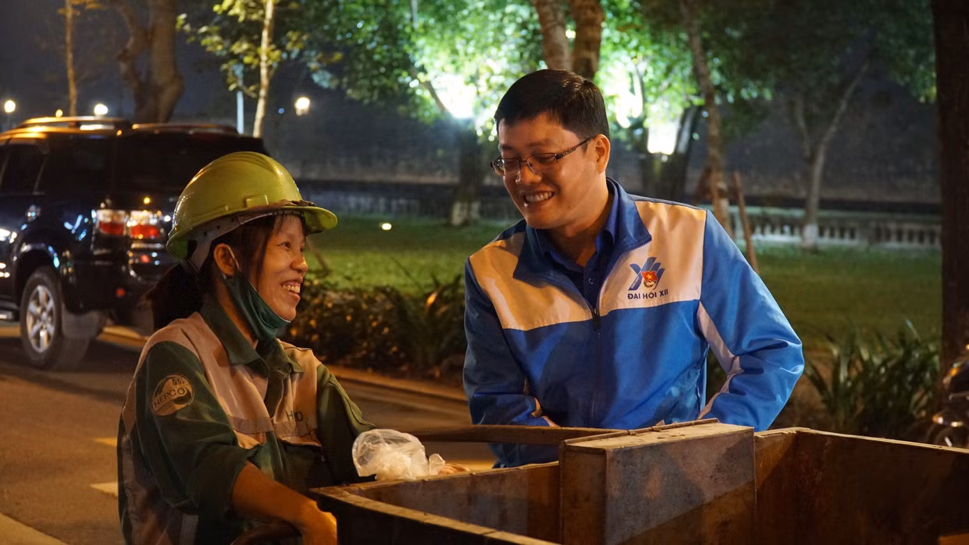 Chia sẻ cùng những vất vả của công nhân môi trường Huế trong ngày Tết. Chia sẻ cùng những vất vả của công nhân môi trường Huế trong ngày Tết.