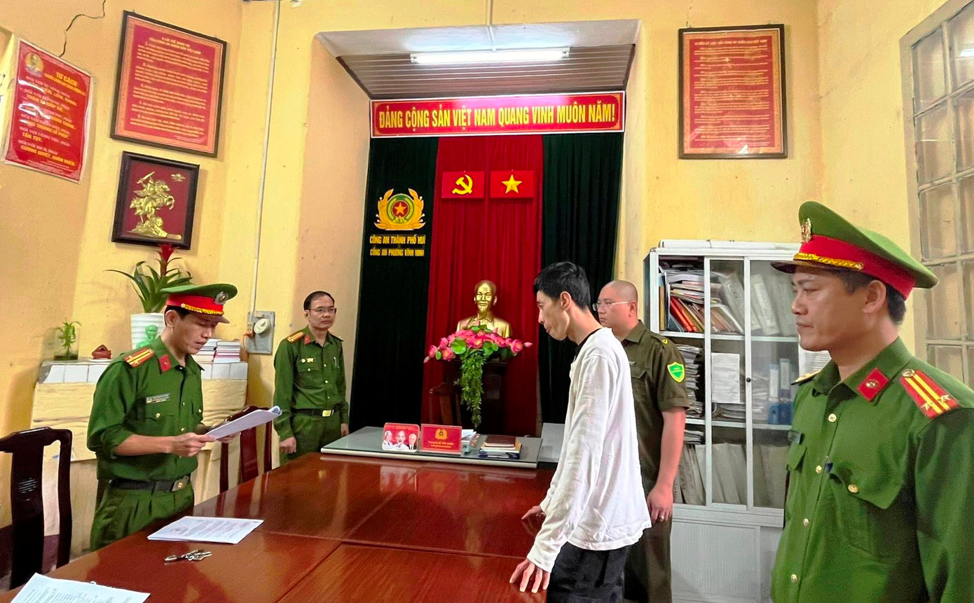 Đối tượng Hồ Văn Thành (áo trắng) liên tiếp gây ra hai vụ trộm xe gắn máy tại Huế.