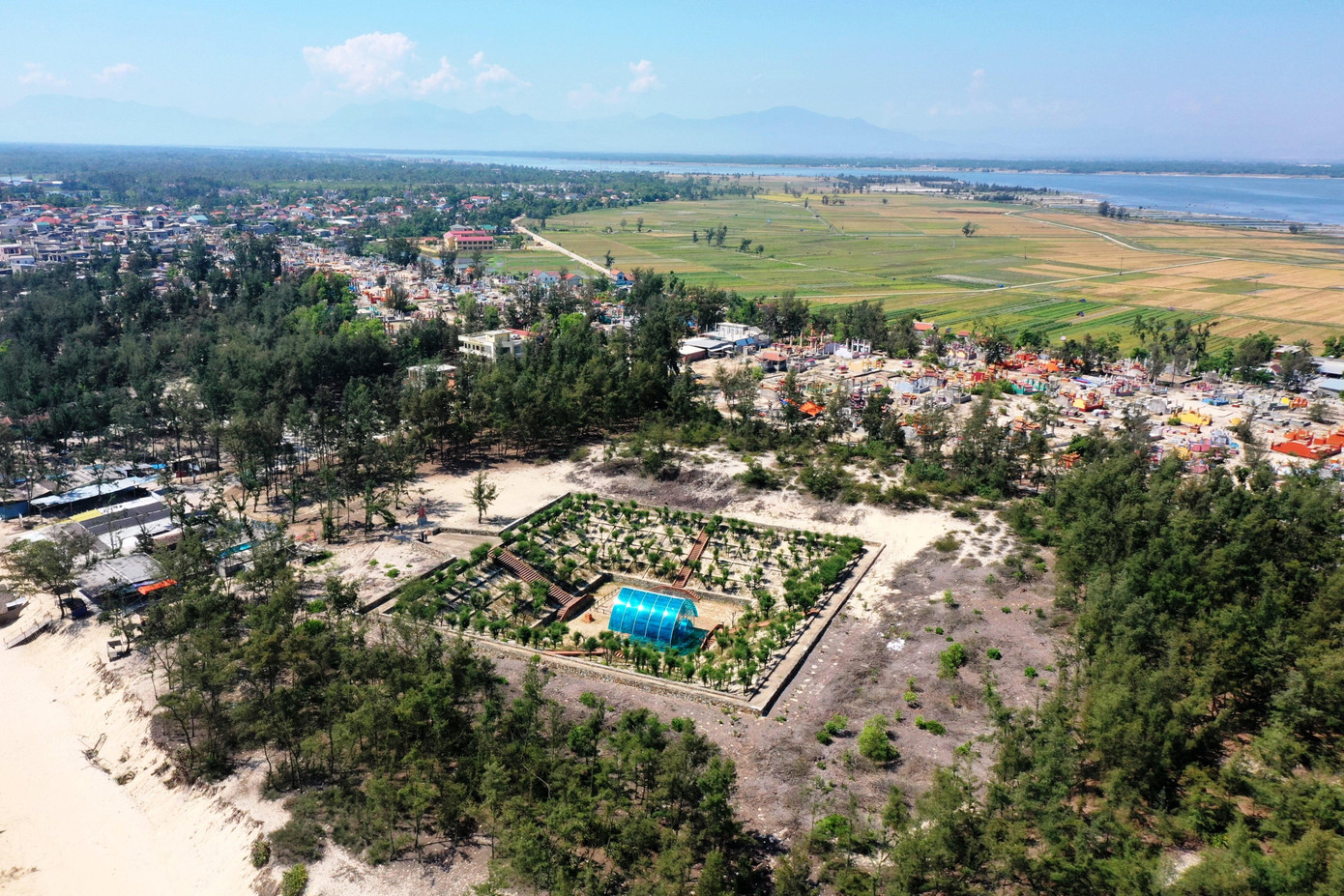 Tháp nằm ở vị trí độc đáo, thấp hơn mực nước biển 3 - 4 mét, sâu dưới lòng cồn cát từ 5 - 7 mét và chỉ cách mép nước biển 120 mét.