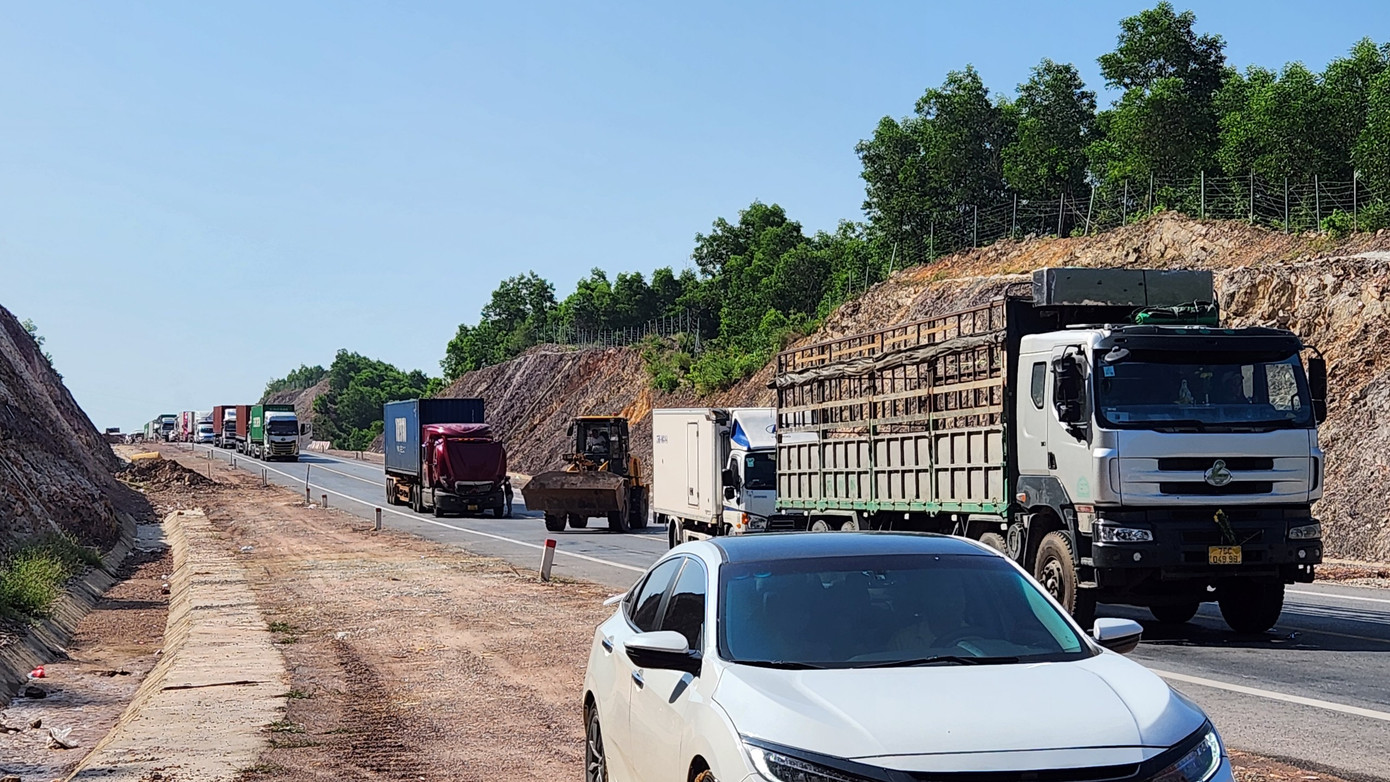 Việc xử lý sạt trượt theo lượt có thời gian 45 phút khiến phương tiện xếp hàng cả ở hai chiều trên cao tốc Cam Lộ - La Sơn chờ lưu thông qua điểm xử lý sạt trượt. Việc xử lý sạt trượt theo lượt có thời gian 45 phút khiến phương tiện xếp hàng cả ở hai chiều trên cao tốc Cam Lộ - La Sơn chờ lưu thông qua điểm xử lý sạt trượt.