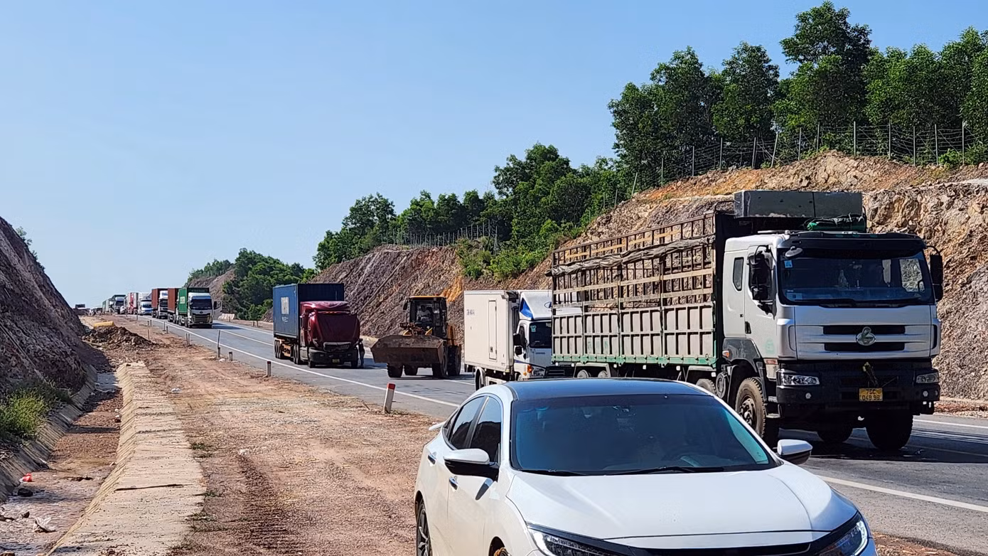 Việc xử lý sạt trượt theo lượt có thời gian 45 phút khiến phương tiện xếp hàng cả ở hai chiều trên cao tốc Cam Lộ - La Sơn chờ lưu thông qua điểm xử lý sạt trượt.