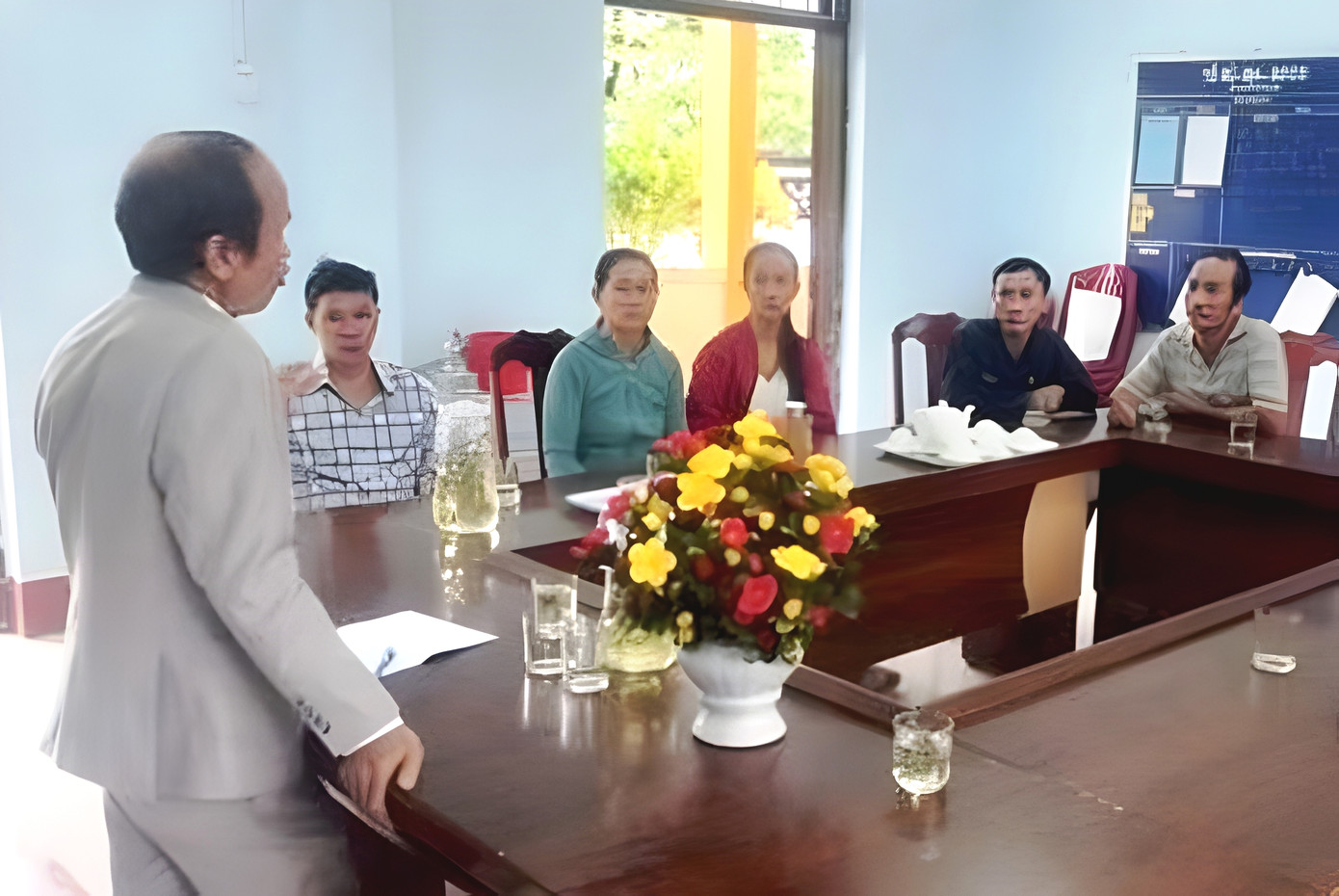 Họp để bàn phương án xử lý vụ việc nữ sinh lớp 7 Trường THCS Lộc Điền (huyện Phú Lộc, tỉnh TT-Huế) bị hành hung. (Ảnh C.Đ)