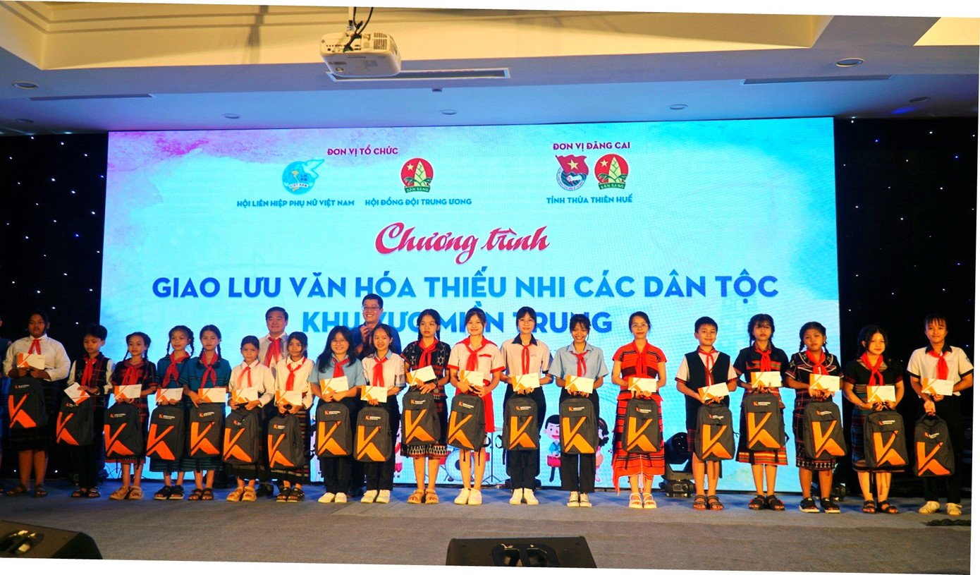 Tặng quà cho các thiếu nhi.